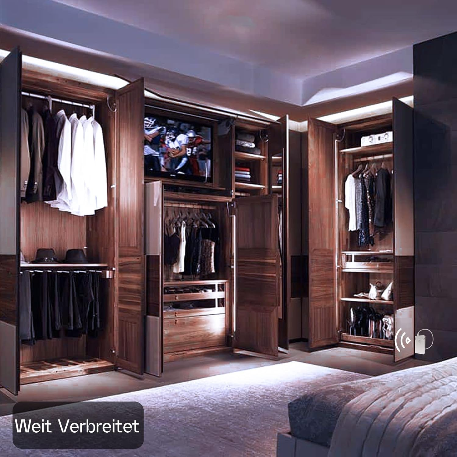 Ein begehbarer Kleiderschrank mit Holztüren, Kleidung, einem Fernseher und einem Bett im Vordergrund.
