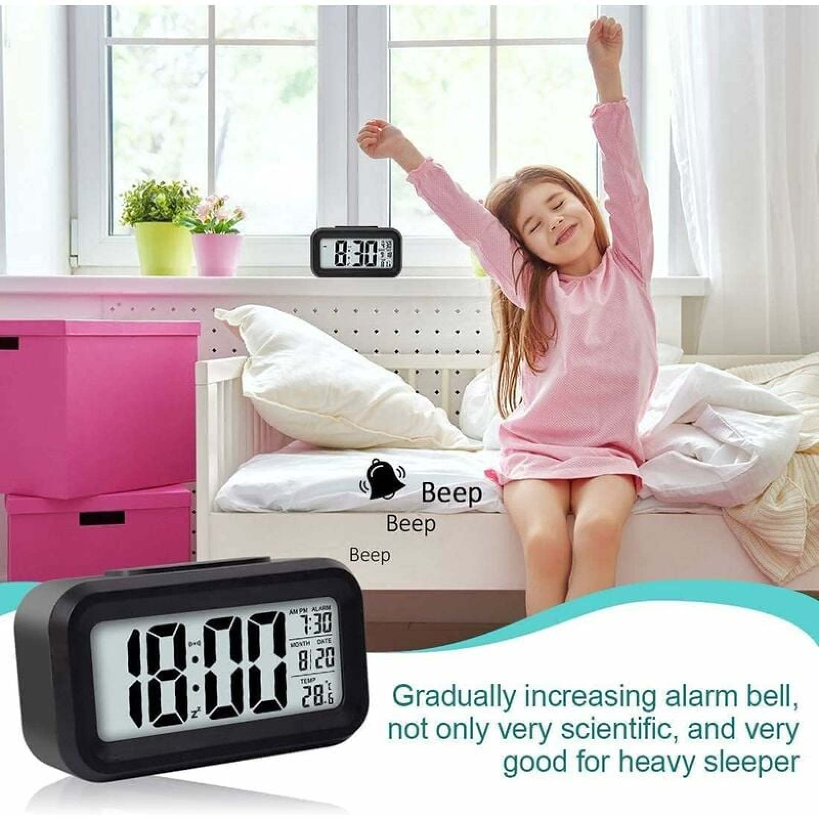 Ein Mädchen streckt sich im Bett, ein Wecker zeigt 8:30.
