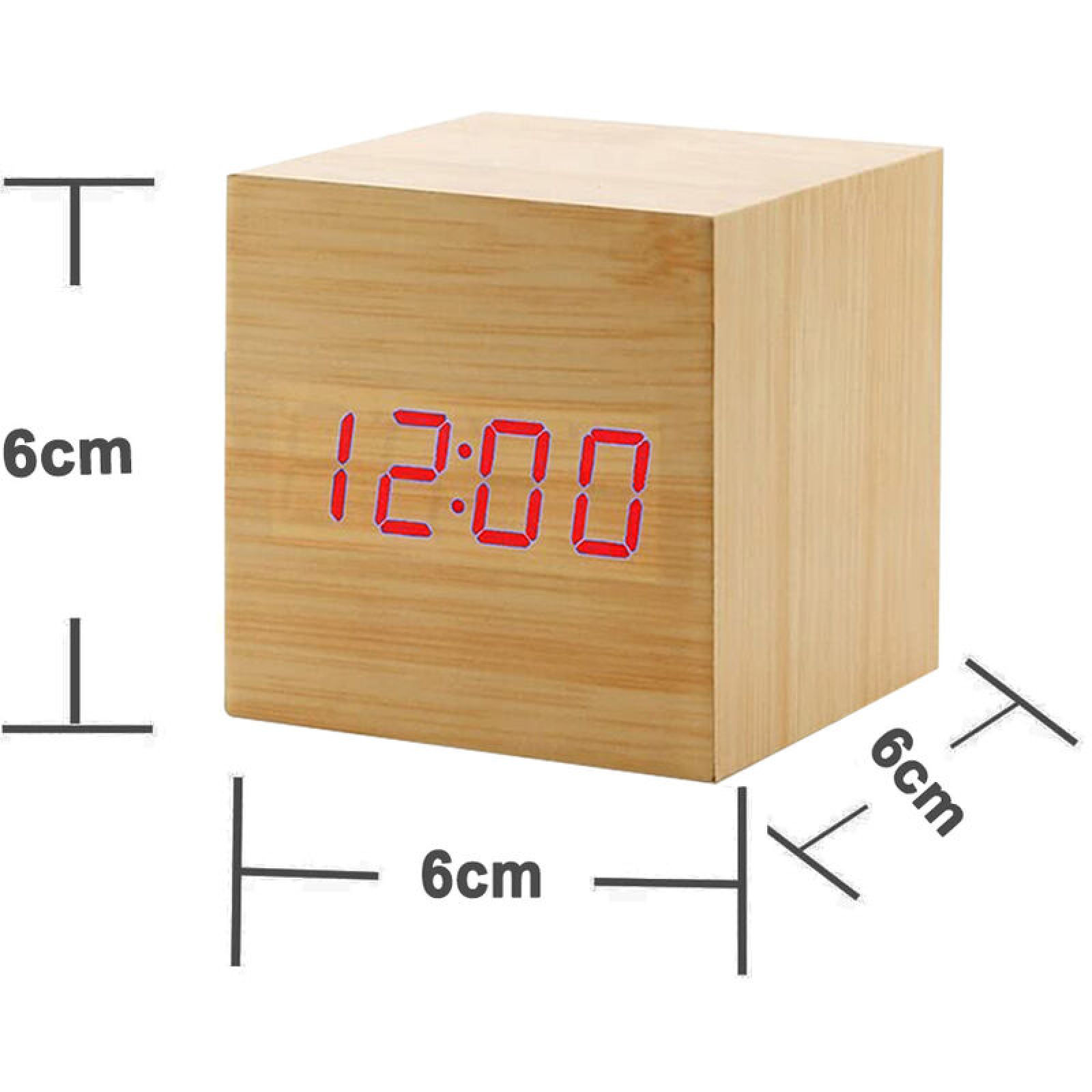Ein hölzerner Würfel-Digitalwecker zeigt 12:00 an. Maße 6cm.