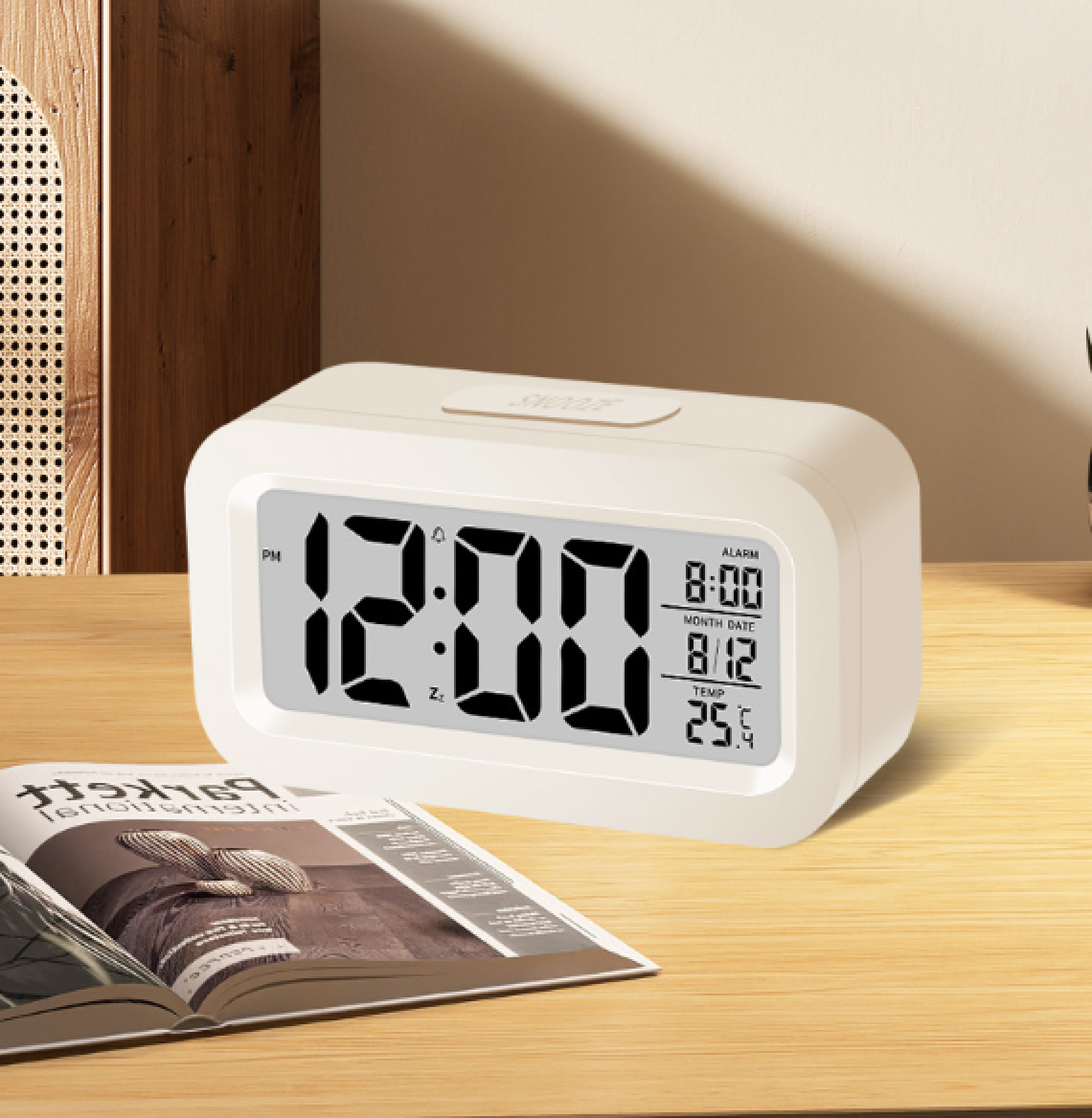 Ein beigefarbener Digitalwecker zeigt 12:00 Uhr, Alarm 8:00, Datum 8/12, Temperatur 25,5°C.