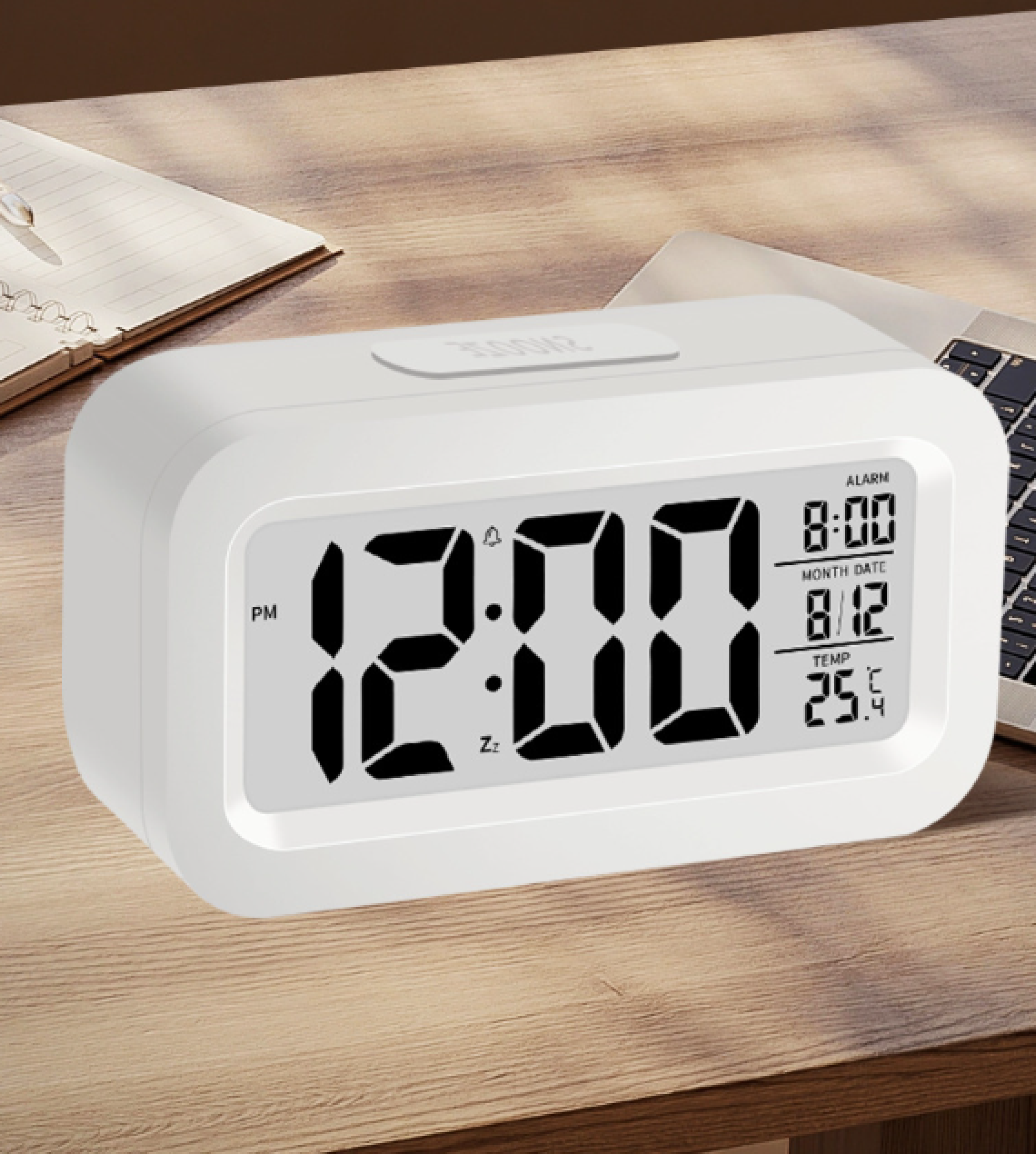 Ein weißer Digitalwecker zeigt 12:00, Alarm, 8:00, 8/12 und Temp. 25,4 C.