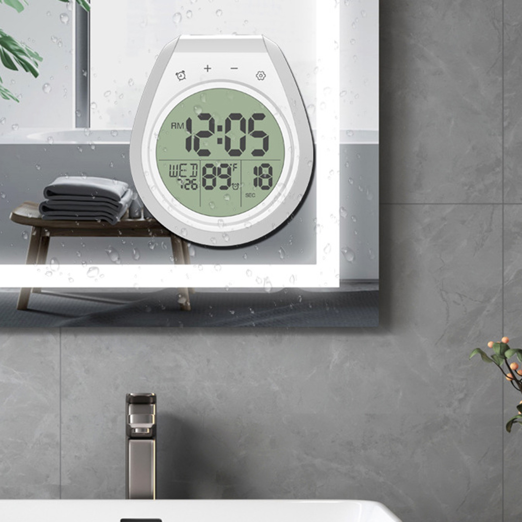 Ein digitaler Timer mit Uhrzeit, Datum und Temperatur in einem Badezimmer.