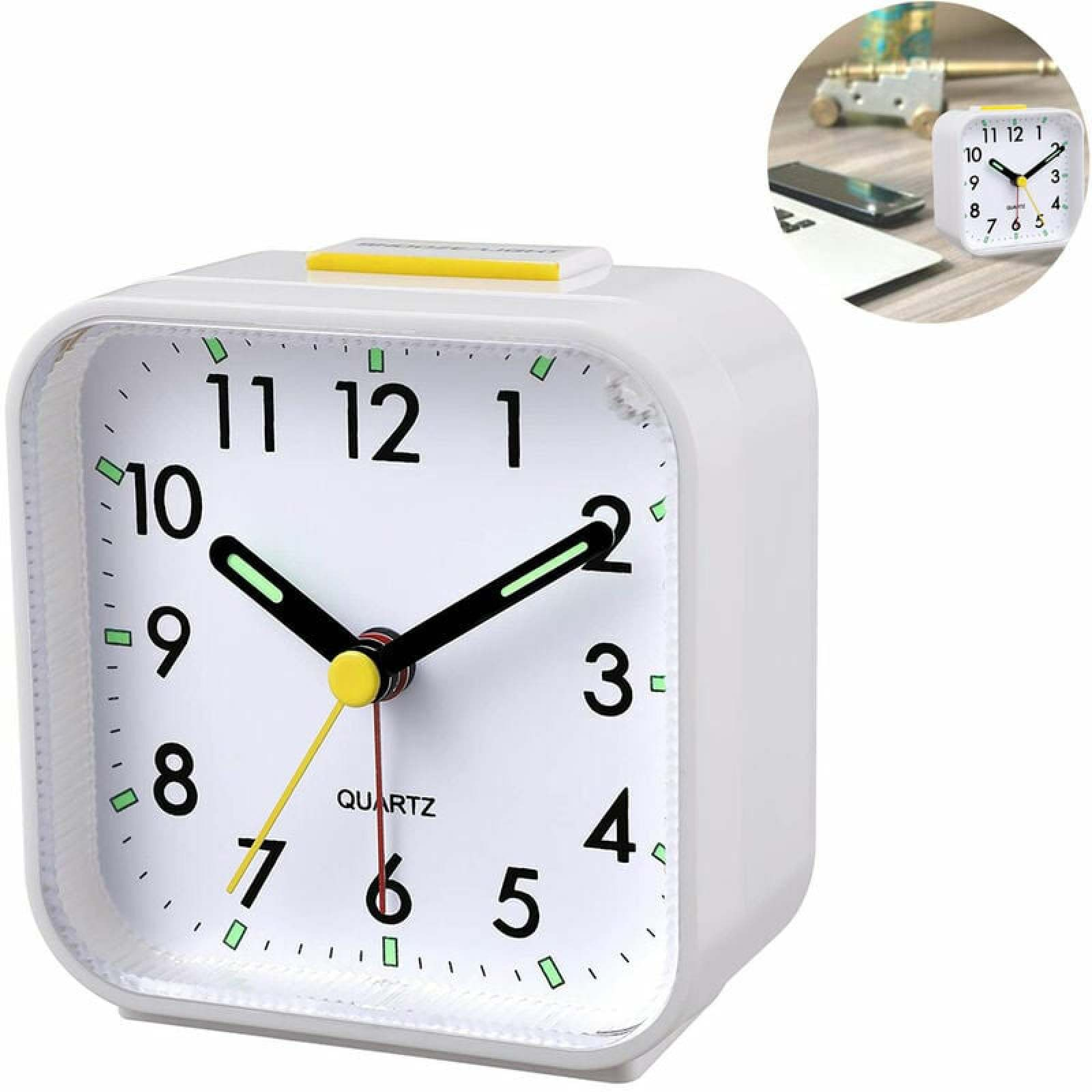 Weißer Wecker mit gelbem Knopf oben. Zeiger auf ca. 10:10.