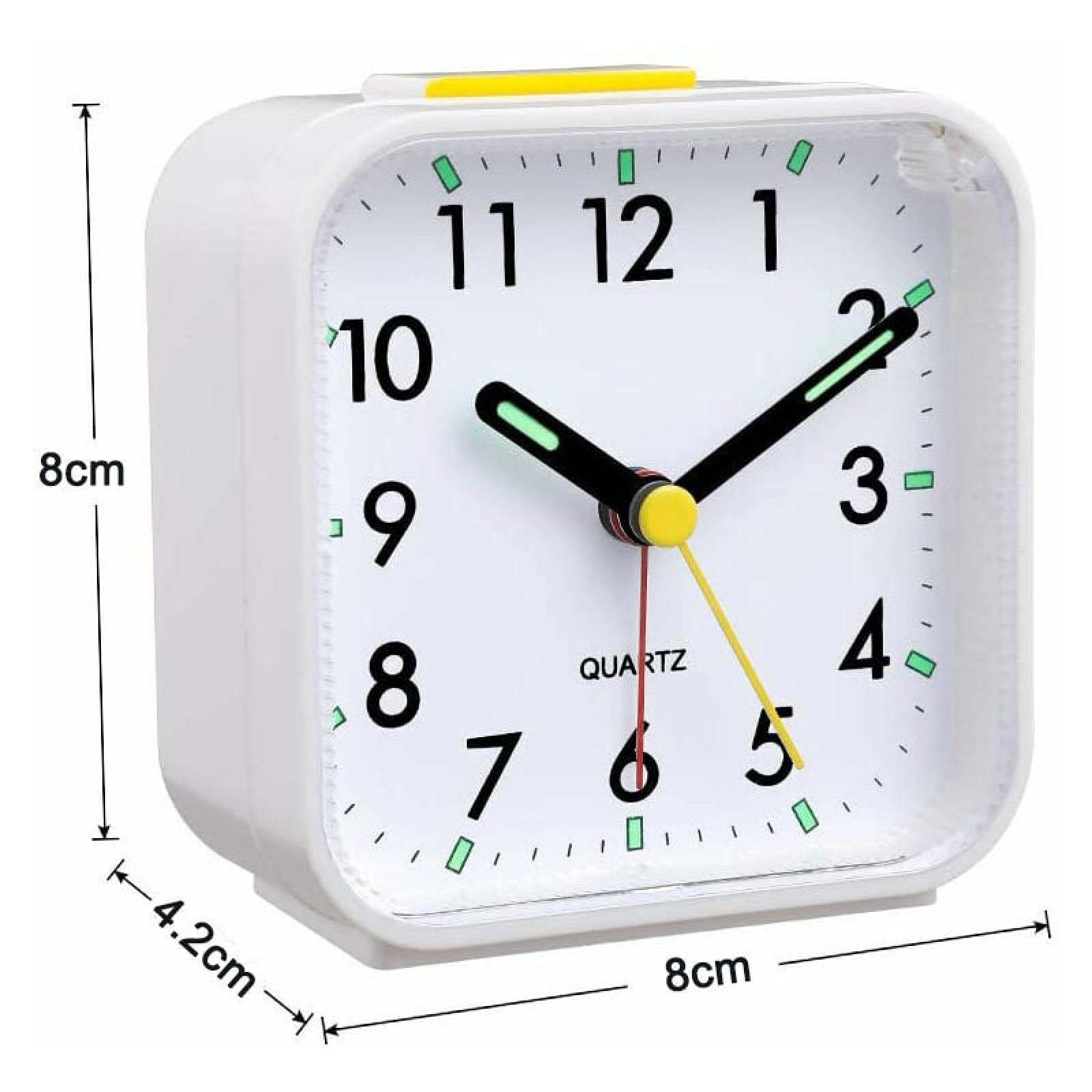 Ein weißer Wecker mit gelbem Knopf oben. Zeiger bei 10:10 Uhr.