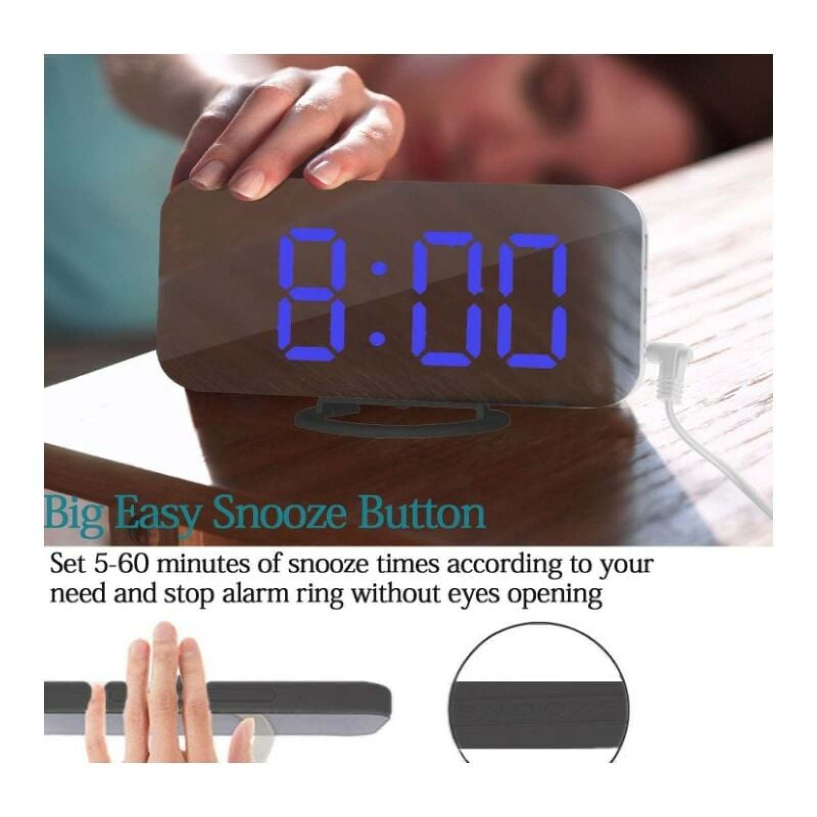 Ein digitaler Wecker mit blauen Ziffern zeigt 8:00 an. Eine Hand berührt ihn.