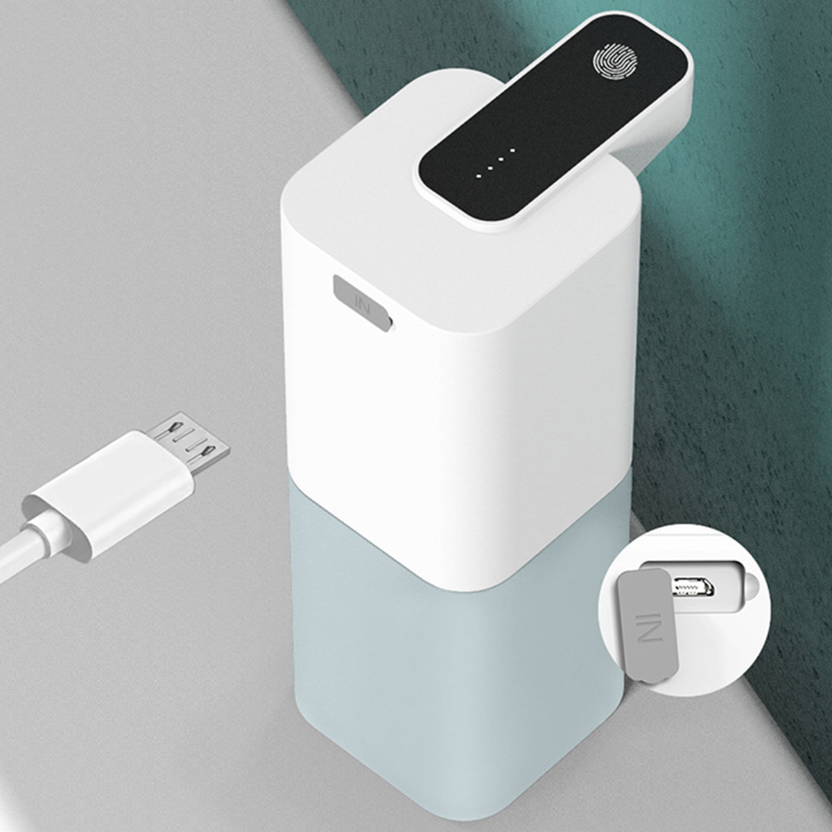 Ein weißer Würfel mit blauem Sockel, daneben ein weißes USB-Kabel.