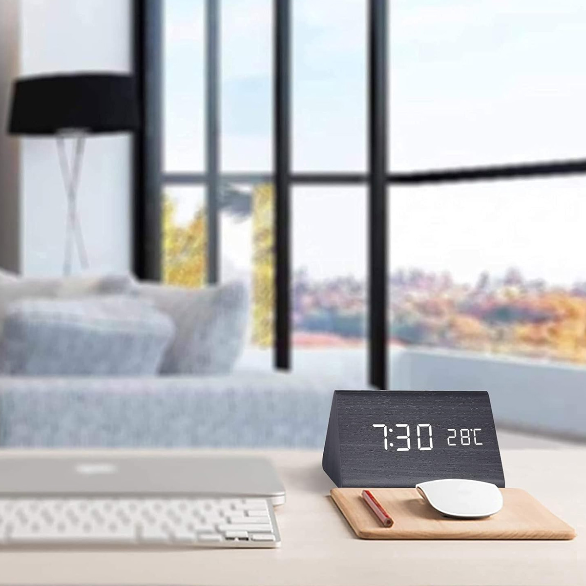 Digitaluhr auf Schreibtisch zeigt 7:30 und 28C neben Tastatur und Maus.