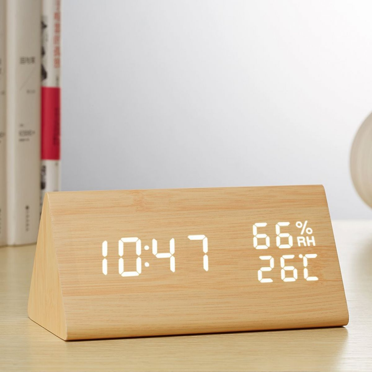 Holzwecker mit digitaler Anzeige zeigt 10:47, 66% Luftfeuchtigkeit und 26°C.