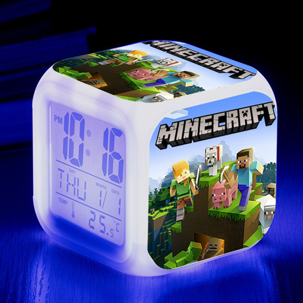 Ein Minecraft-Würfelwecker mit blauem Licht und Charakteren.