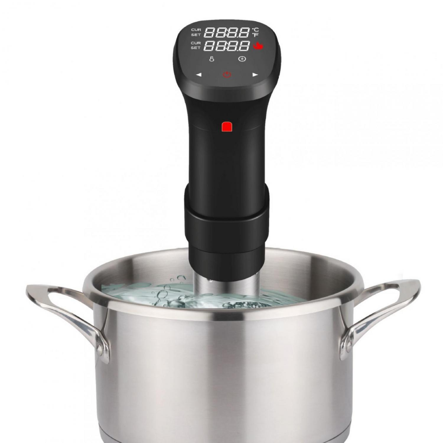 Ein schwarzer Tauchcirculator befindet sich in einem Edelstahlkochtopf mit Wasser.