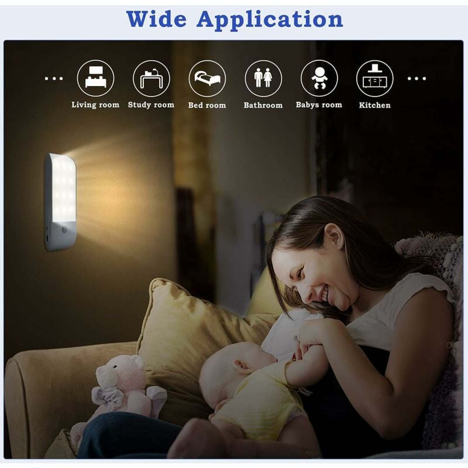 Eine Mutter stillt ihr Baby neben einem Teddybär. Eine Wandleuchte leuchtet.
