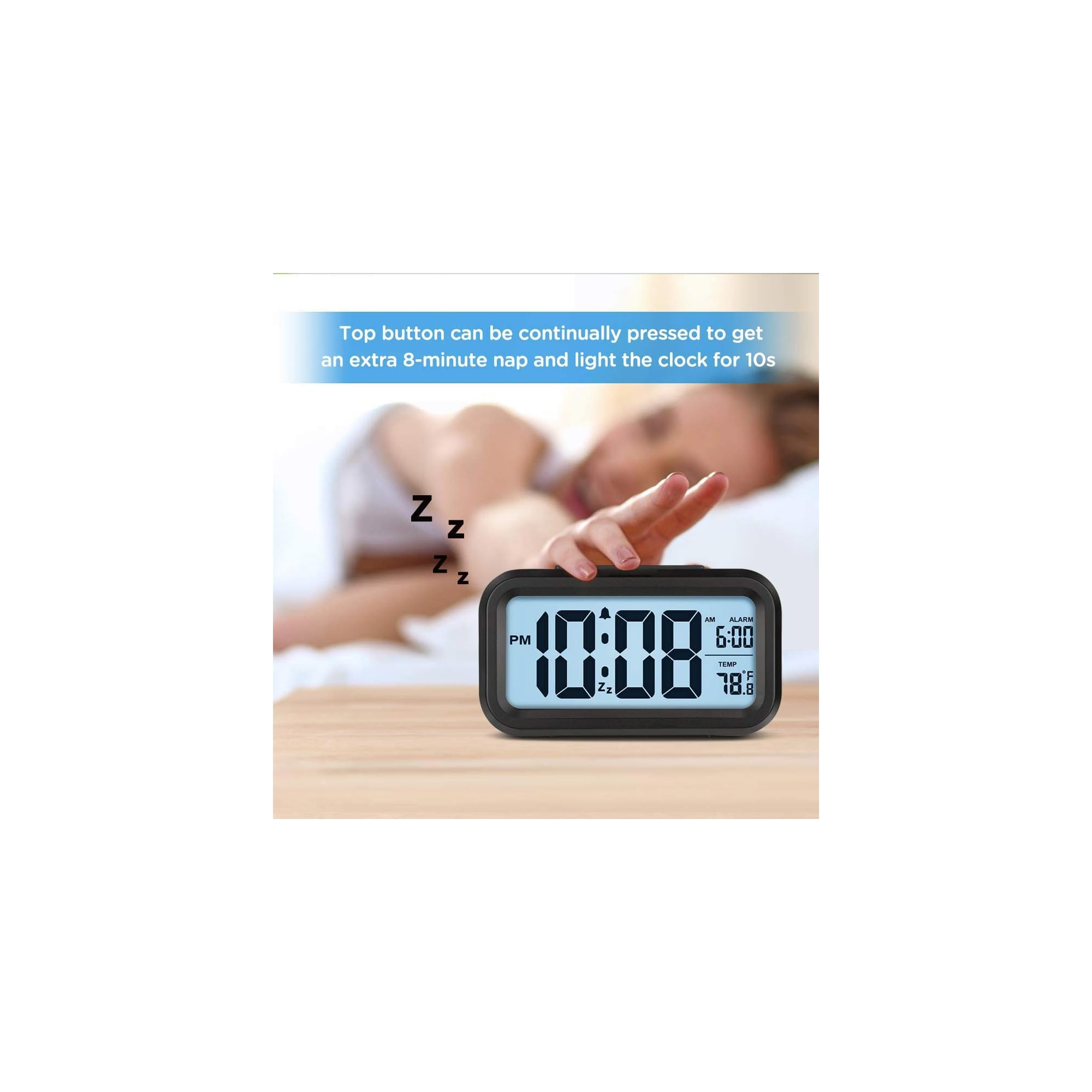 Ein Mann schläft, eine Hand greift nach einem digitalen Wecker, der 10:08 Uhr anzeigt.