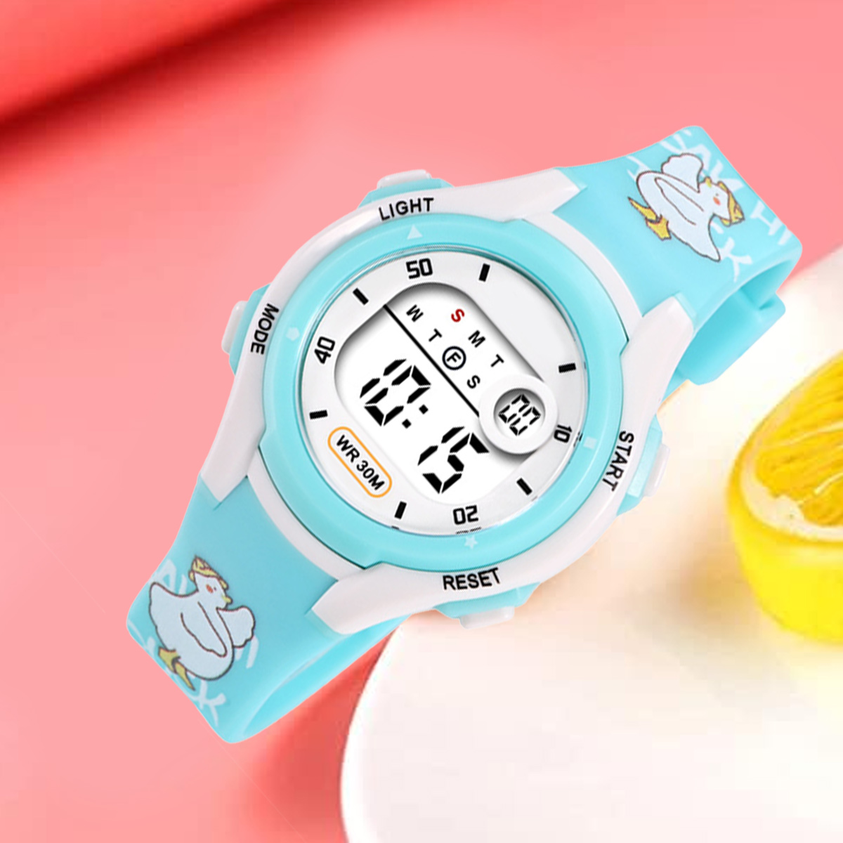 Eine blaue Digitaluhr mit weißen Akzenten und Entenfiguren. Sie zeigt 10:15.
