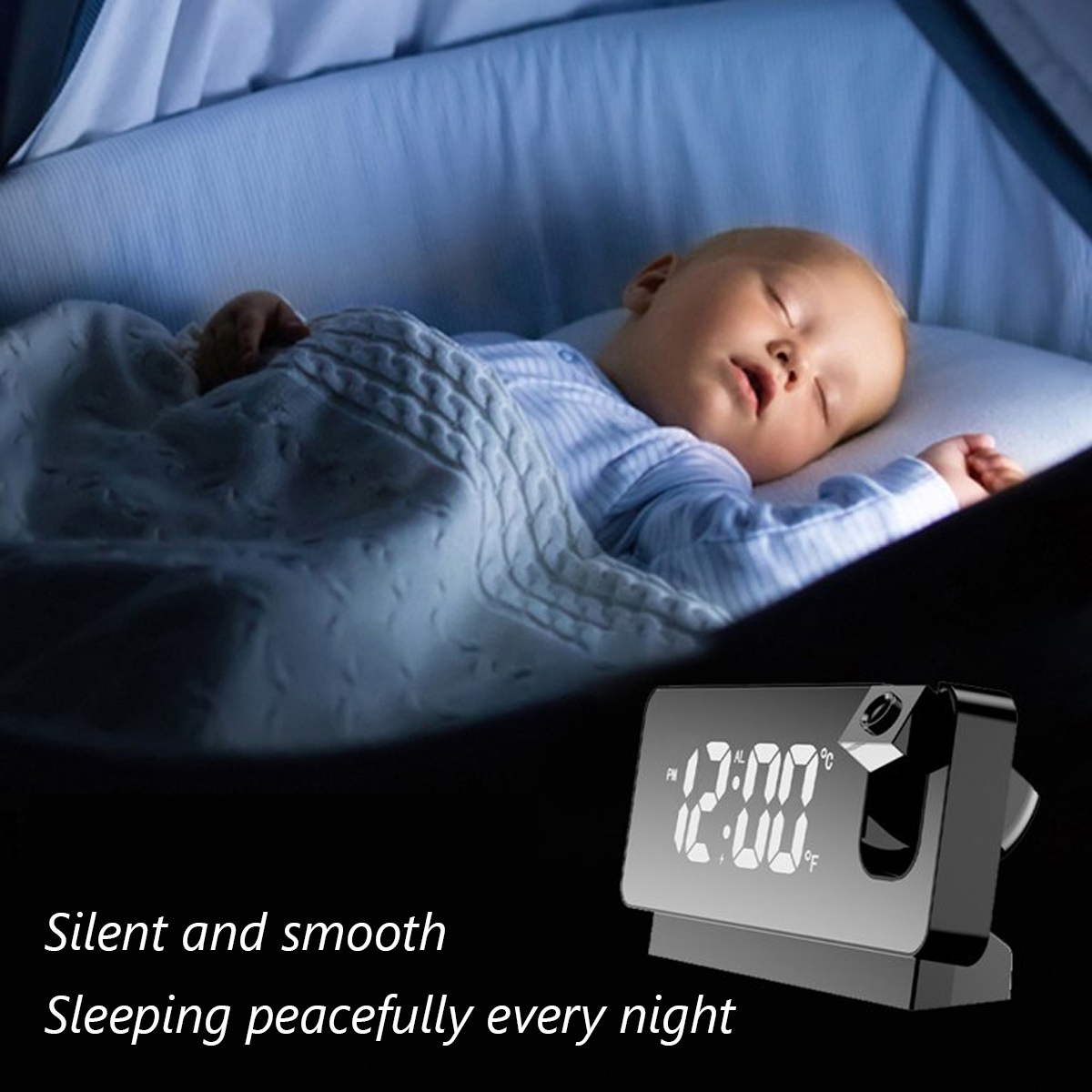 Ein Baby schläft friedlich in einem Kinderbett neben einem digitalen Projektionswecker.