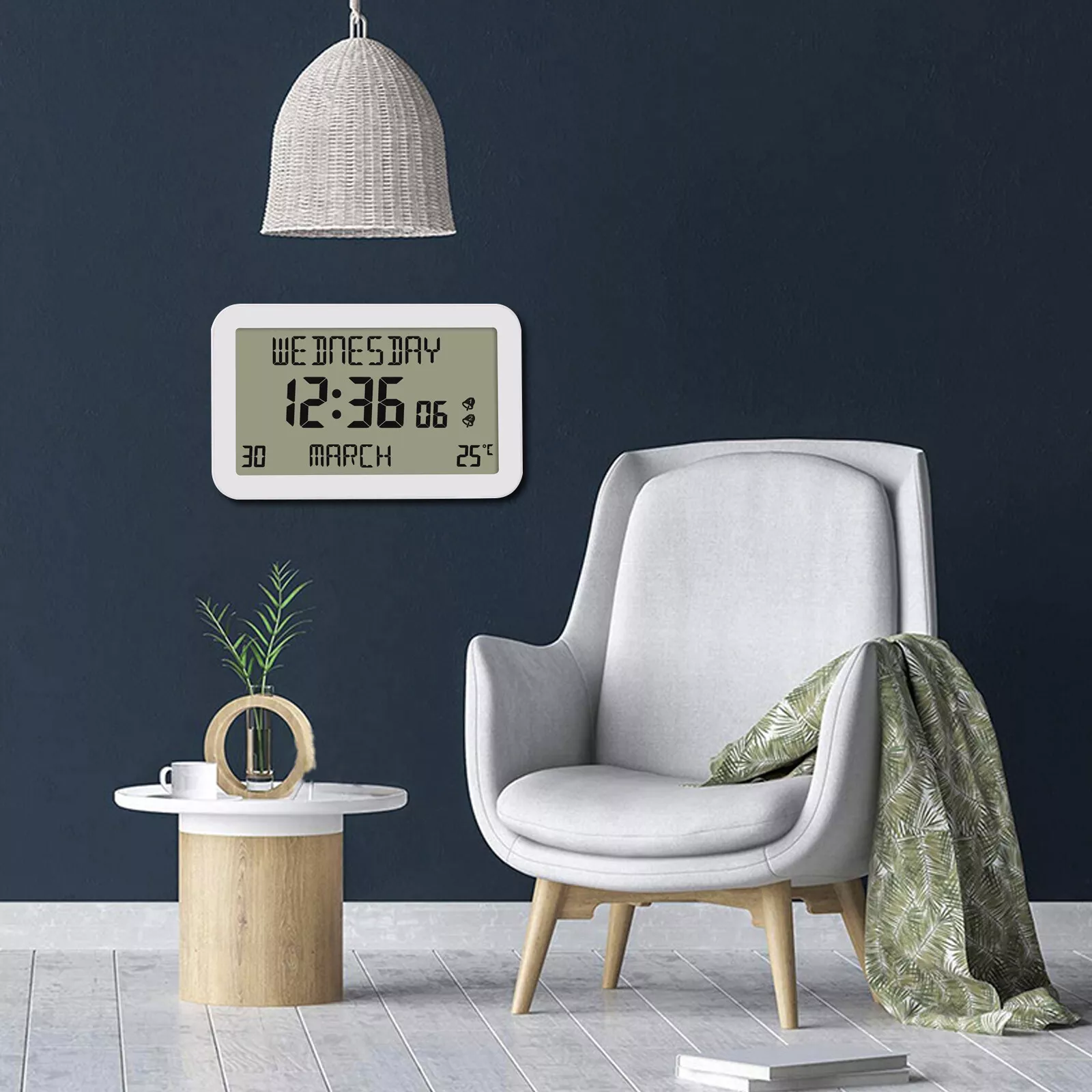 Ein digitaler Kalender zeigt Mittwoch, 12:36 Uhr, 30. März, 25°C an. Ein Stuhl steht daneben.