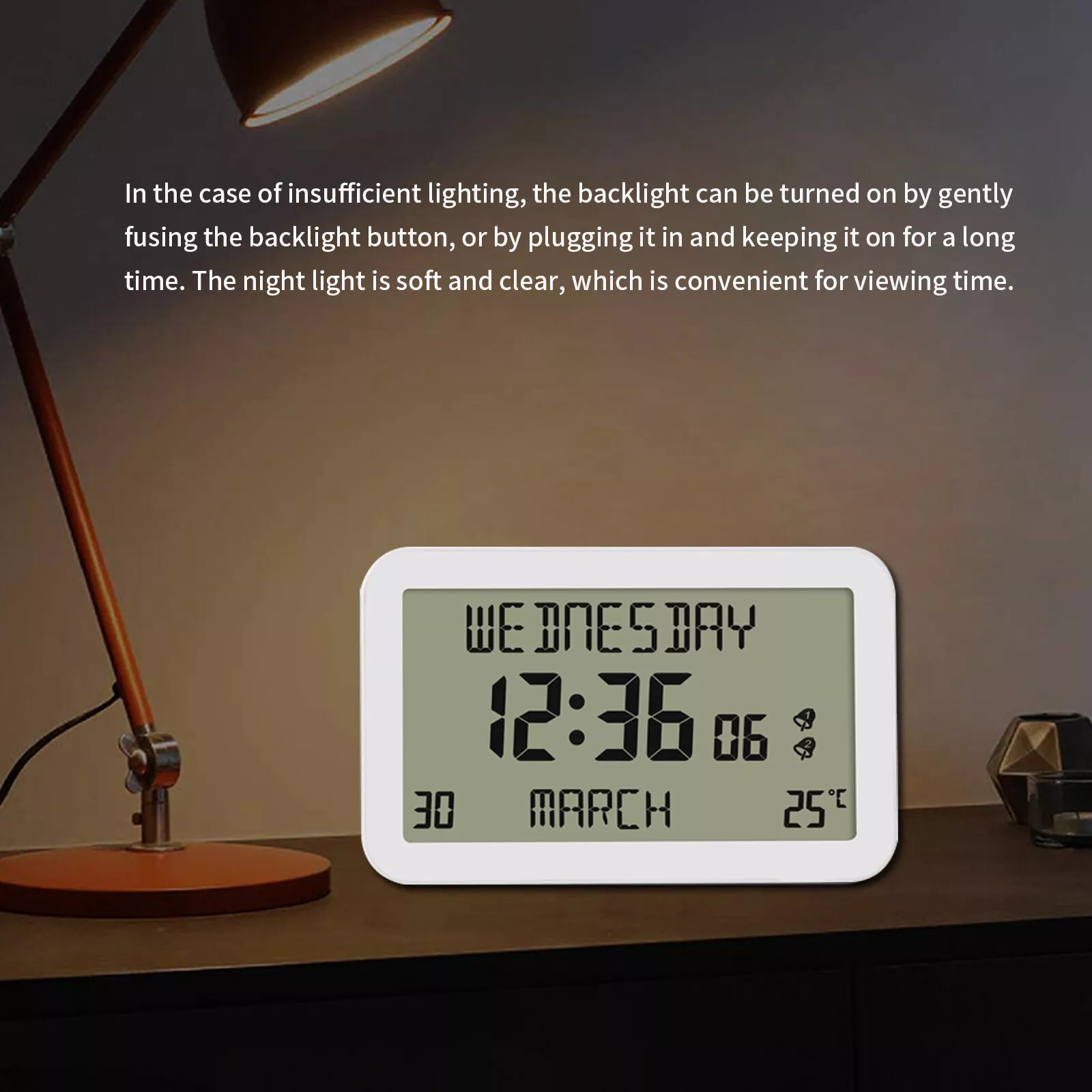 Digitaluhr zeigt Mittwoch, 12:36 Uhr, 30. März, 25°C an. Tischlampe im Hintergrund.
