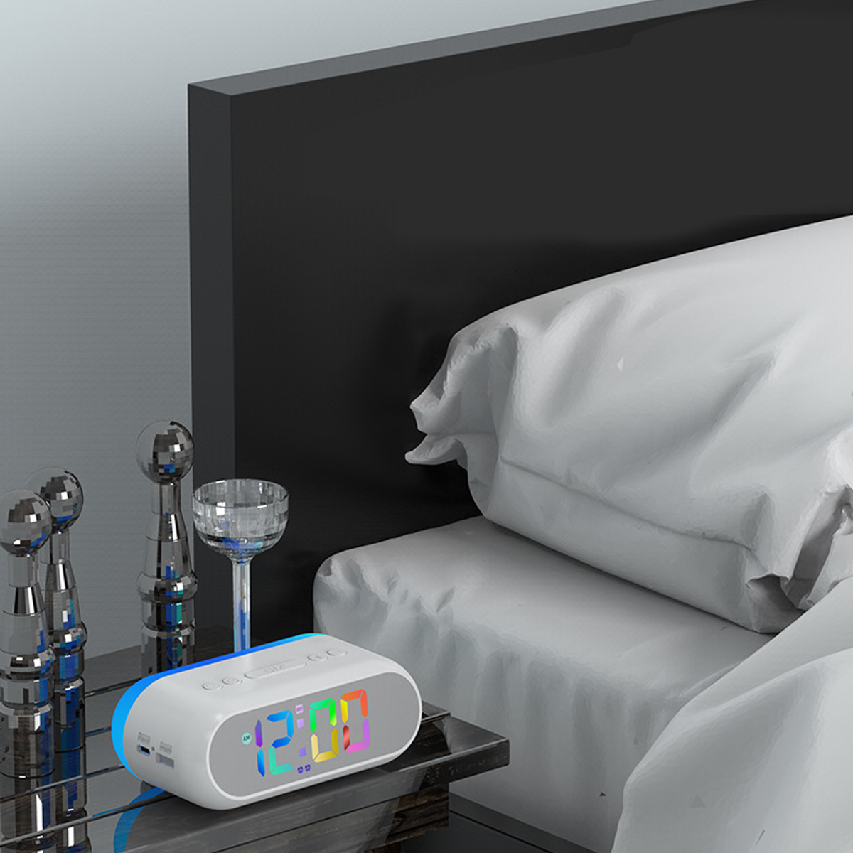 Ein weißer Digitalwecker mit bunten Ziffern steht auf einem Nachttisch neben einem Bett.