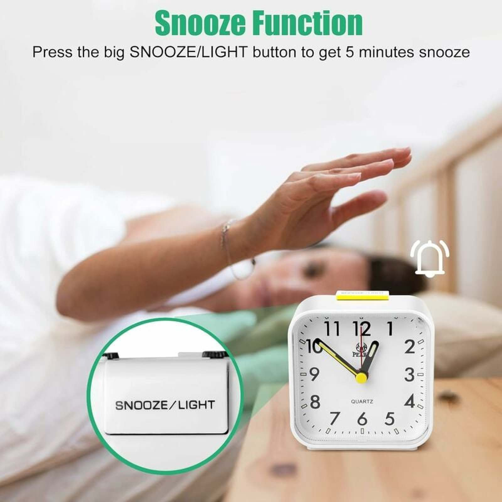 Ein Wecker mit Snooze-Funktion liegt auf einem Nachttisch.