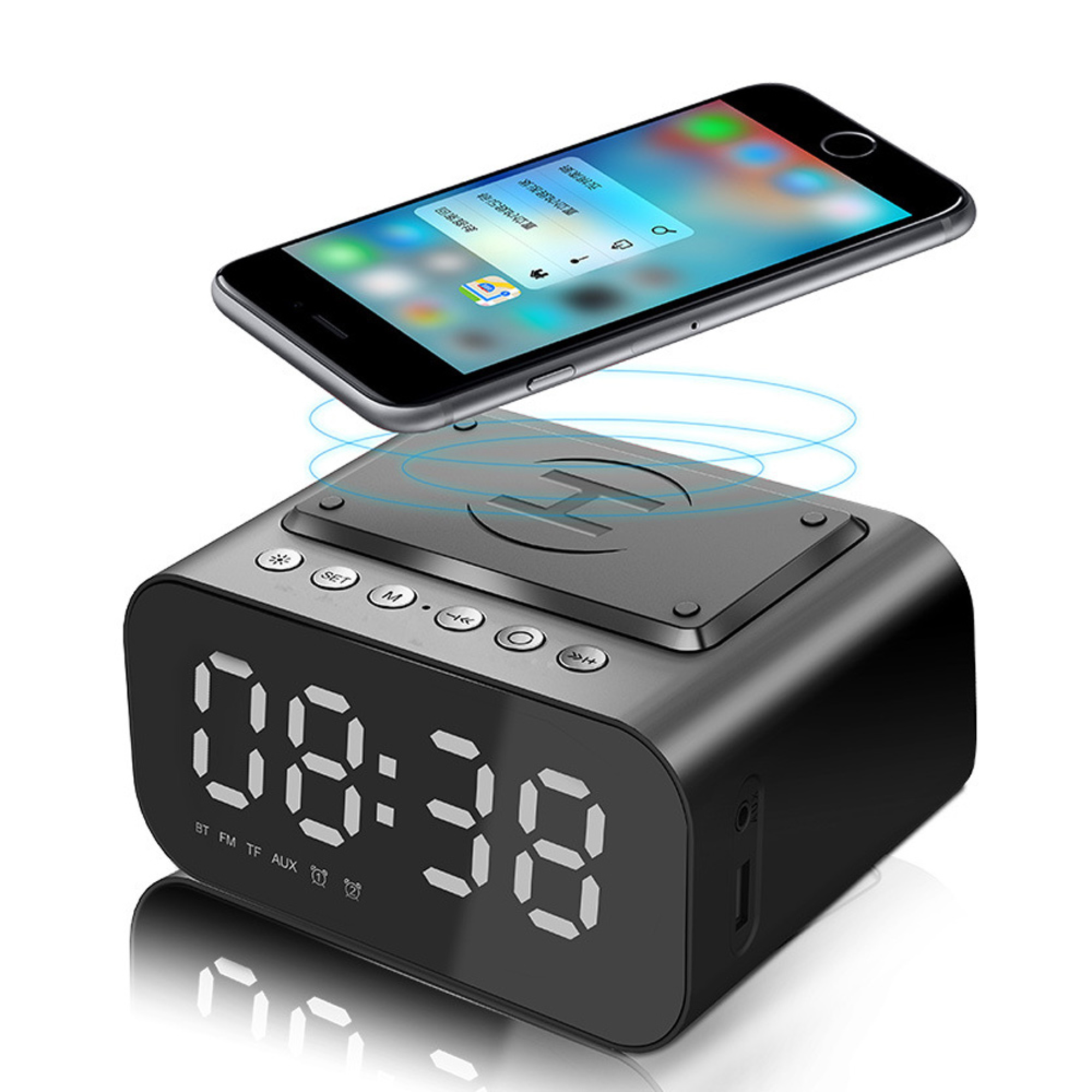 Ein schwarzer Wecker mit einem iPhone, das darauf liegt und kabellos geladen wird.