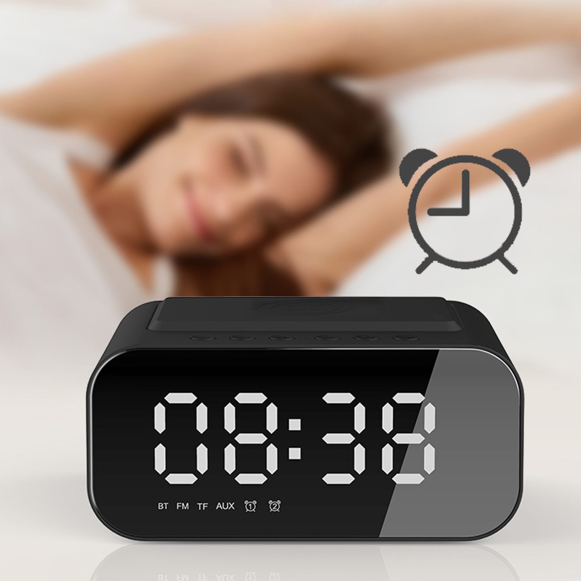 Digitaler Wecker zeigt 08:38 neben einer Person, die im Bett aufwacht.