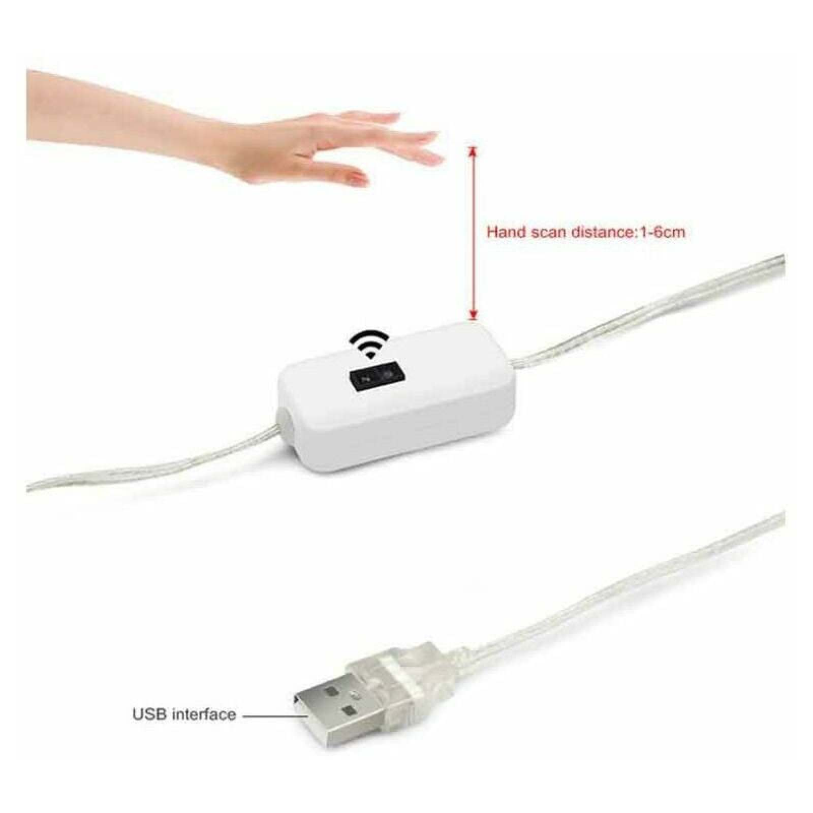 Ein weißer Schalter mit einem USB-Anschluss und einem sich nähernden Handabdruck.