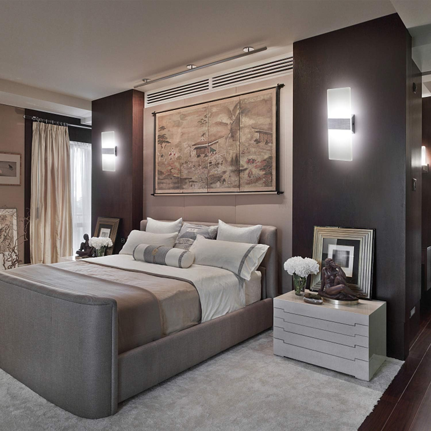 Ein Schlafzimmer mit einem großen Bett, asiatischer Wandkunst und Nachttischen.