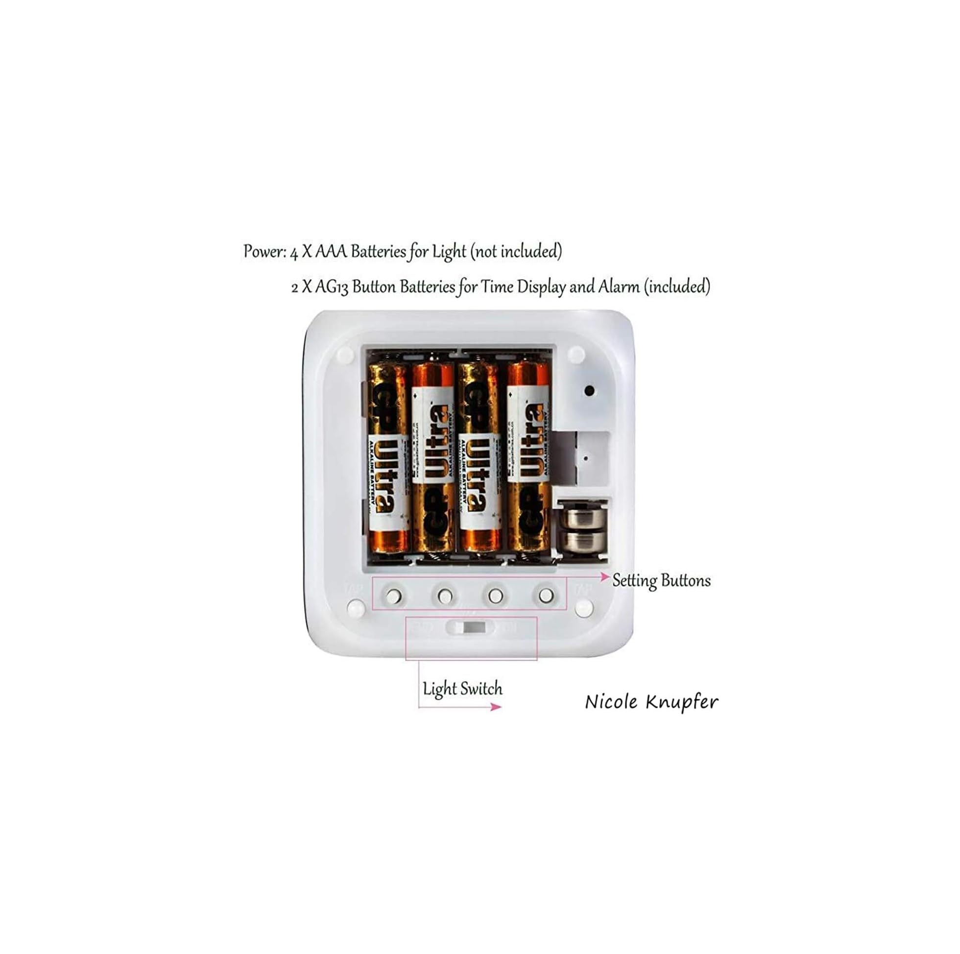 Batteriefach mit vier AAA-Batterien und zwei Knopfzellen. Einstellknöpfe und Lichtschalter.