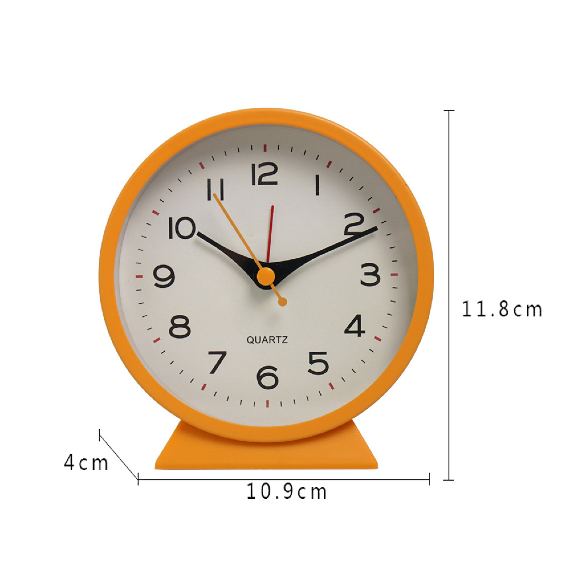 Ein orangefarbener Wecker mit schwarzen Zeigern und Ziffern auf weißem Zifferblatt.