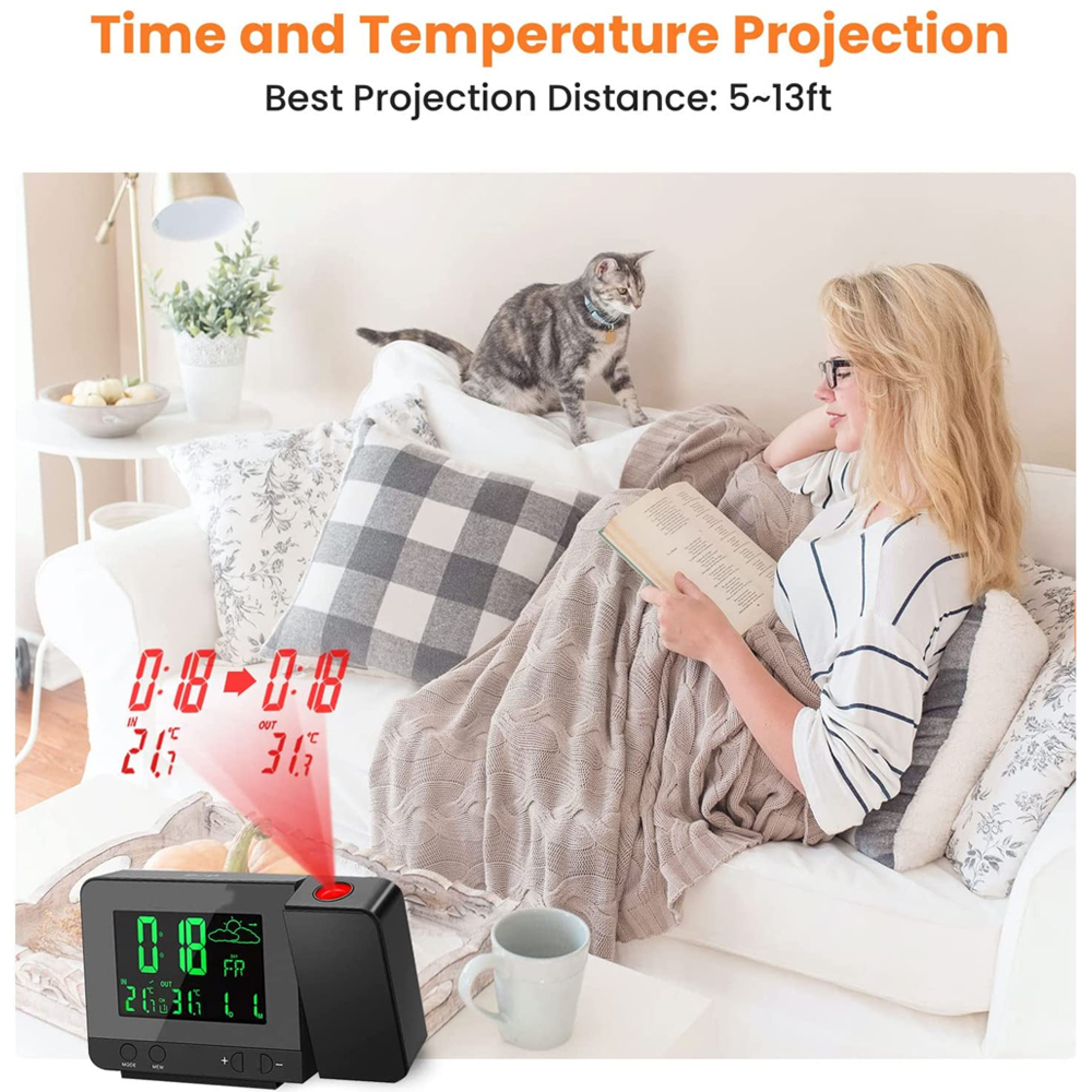 Ein Mann liest auf einer Couch, während ein Projektionswecker Zeit und Temperatur anzeigt.