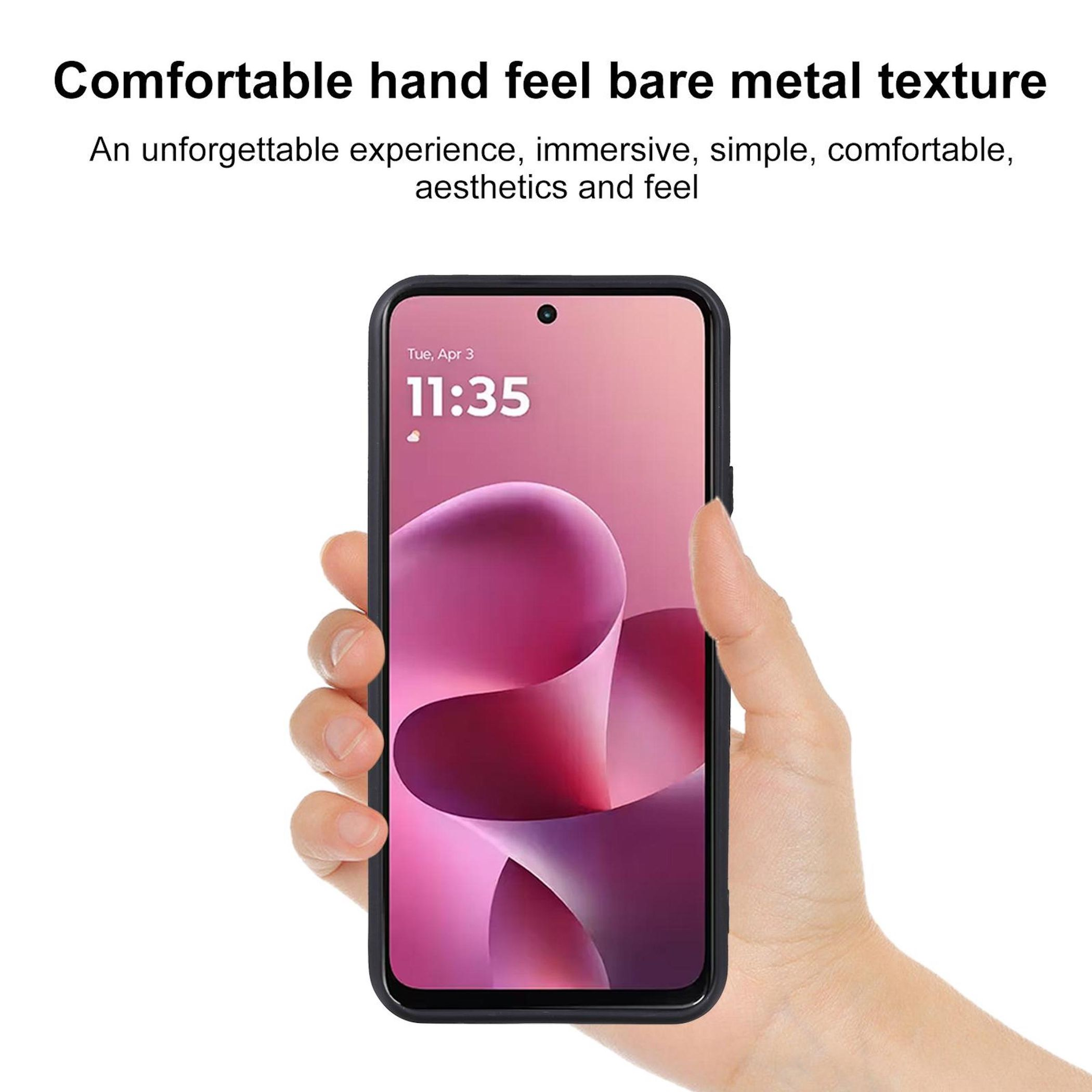 Una mano sostiene un smartphone que muestra la hora 11:35 con fondo rosa.