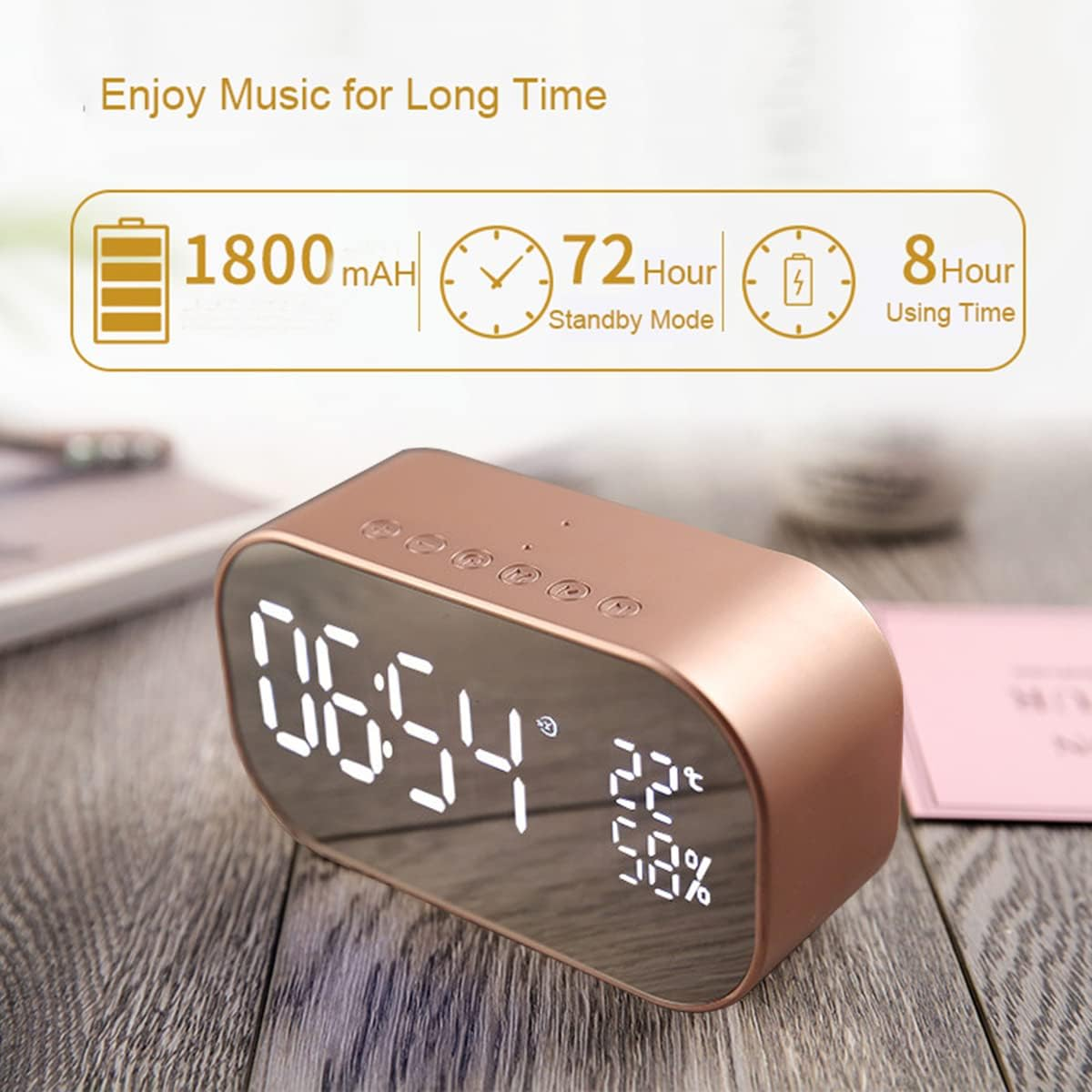 Ein roségoldener Digitalwecker mit Spiegelfront zeigt 06:54 Uhr, 22°C und 50% Luftfeuchtigkeit.