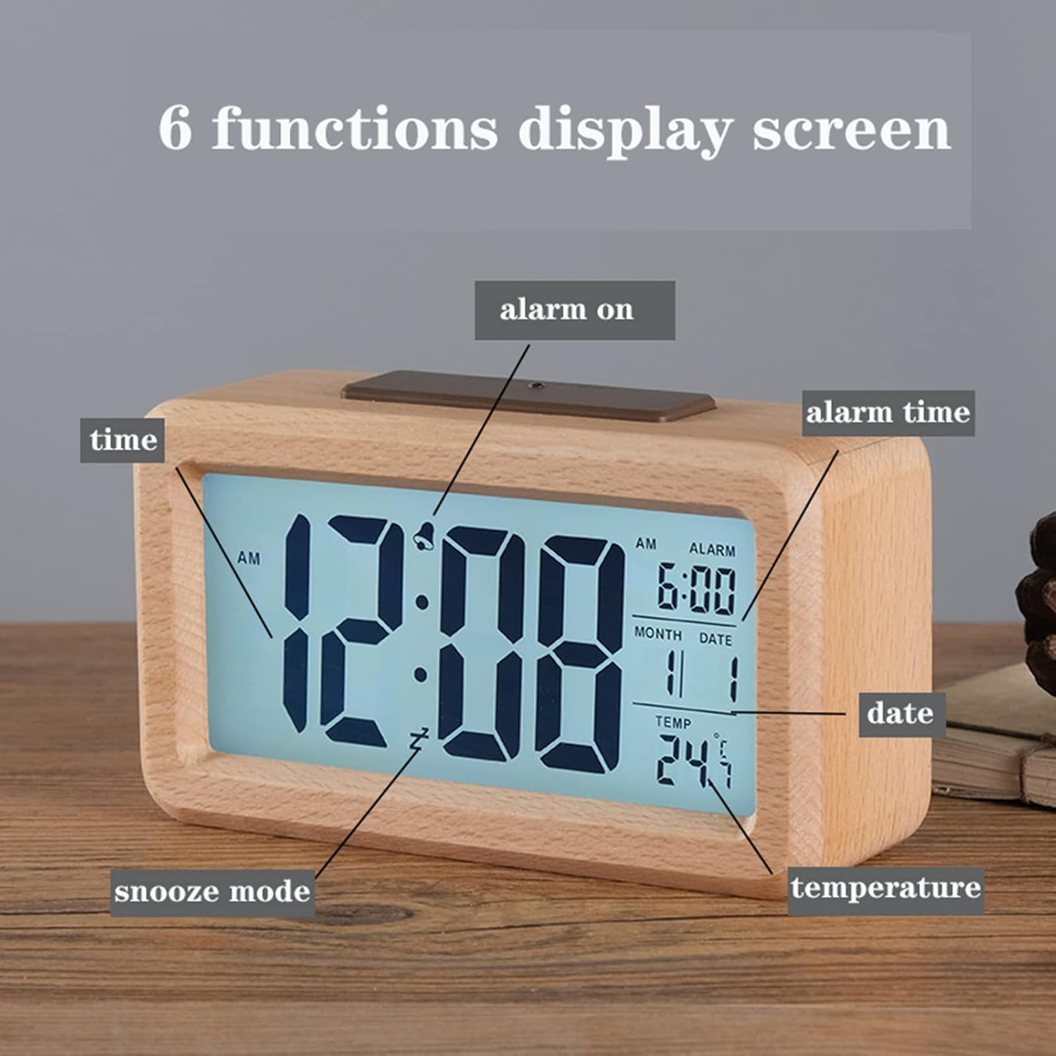 Ein Holzwecker zeigt 12:00 Uhr, 6:00 Uhr Alarm, Datum und 24,5 Grad C an.