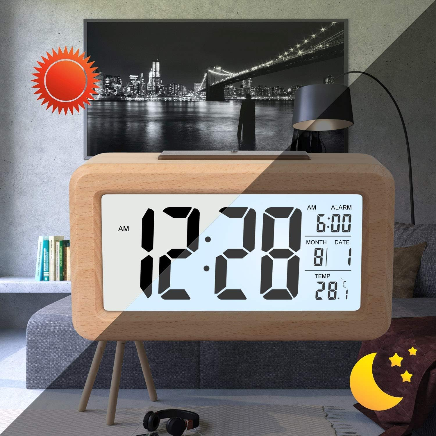 Digitaluhr aus Holz zeigt 12:28 Uhr und 28.1°C mit Bild einer Stadt bei Nacht.