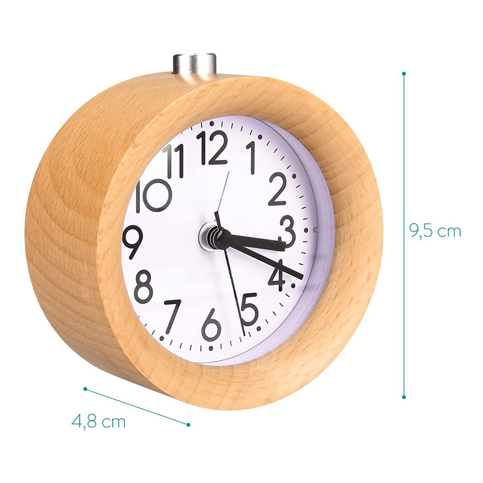 Ein runder Wecker aus Holz mit weißen Zifferblatt und schwarzen Zeigern.