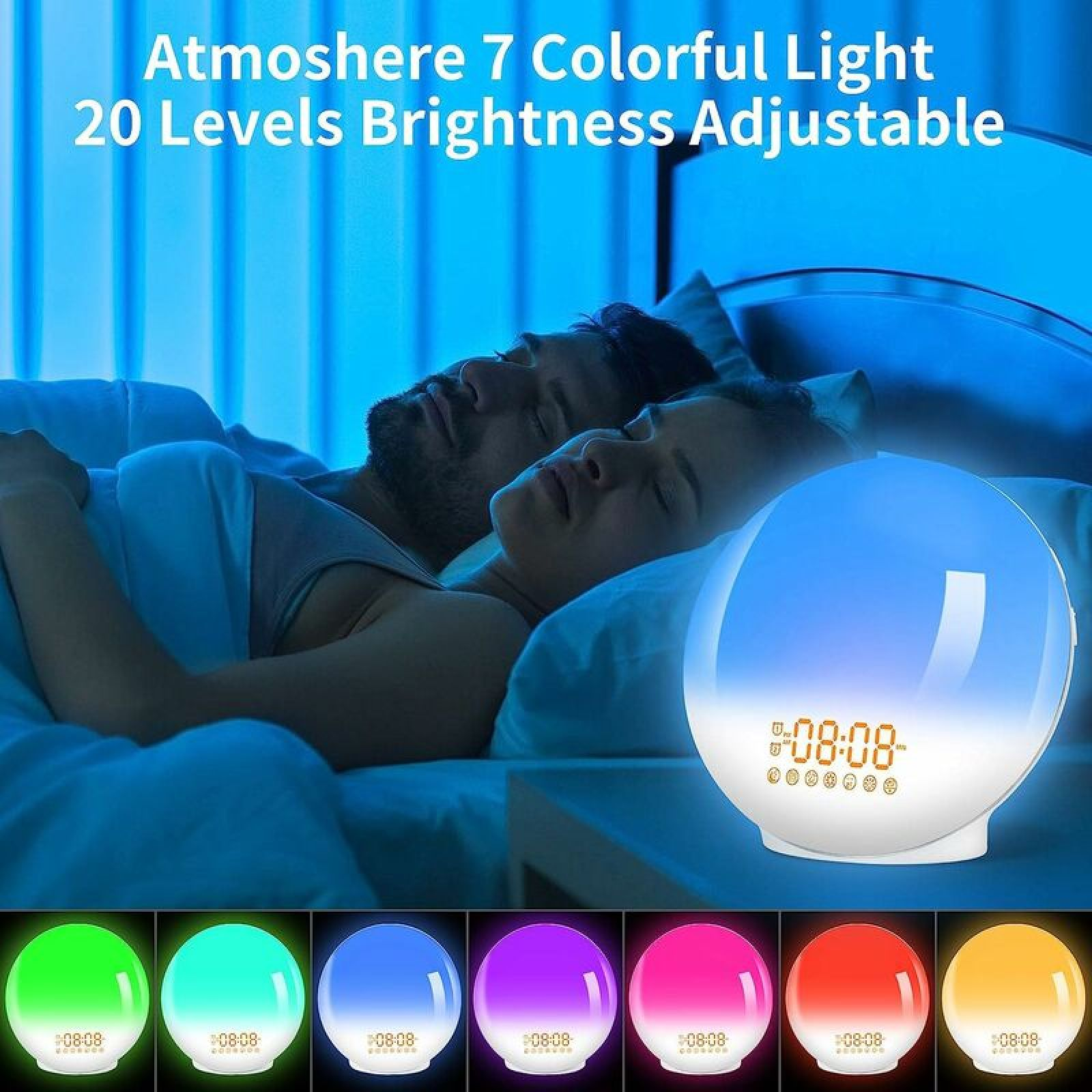 Ein Paar schläft im Bett, neben ihnen ein Nachttischlicht mit Zeitanzeige.