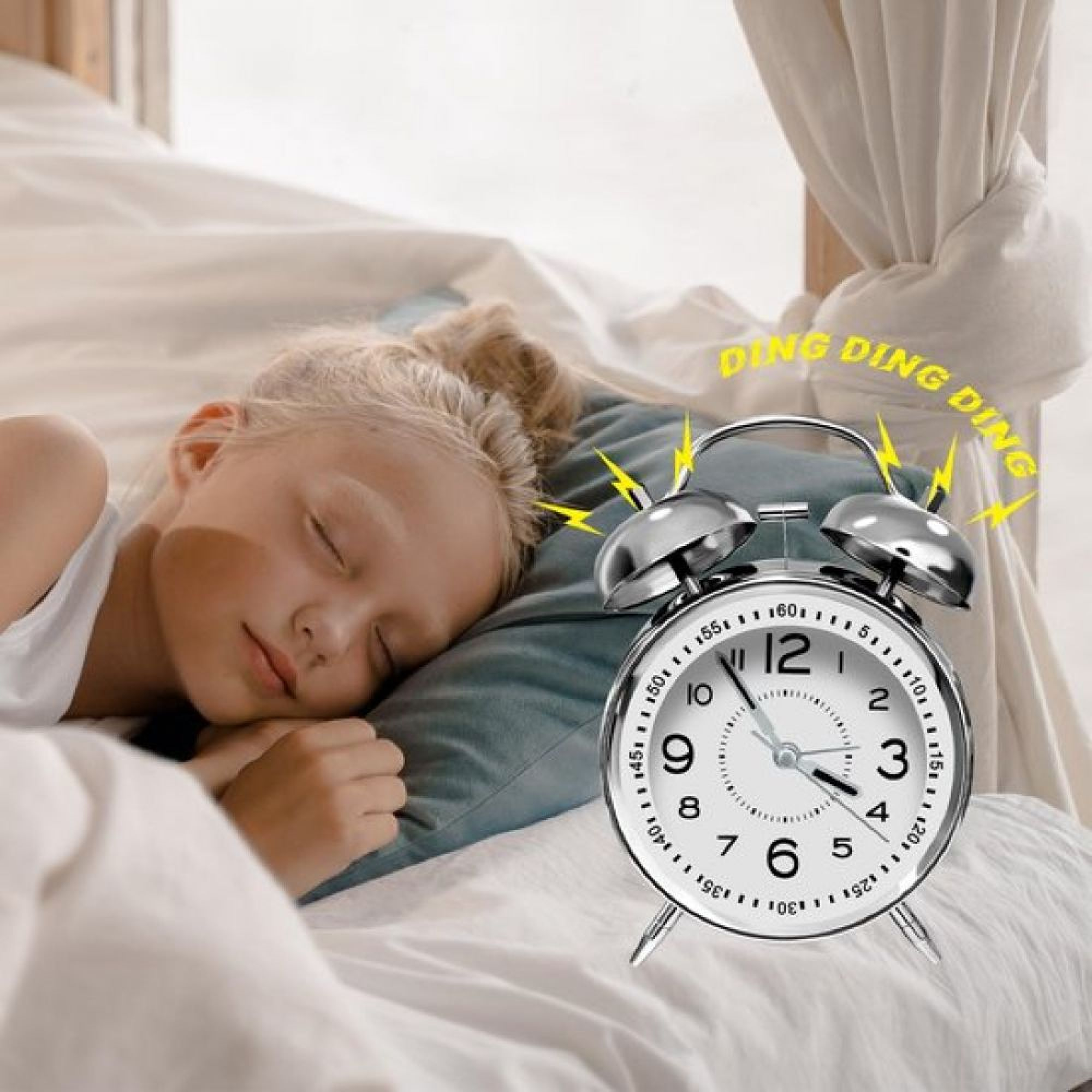 Ein Mädchen schläft im Bett, ein Wecker klingelt.