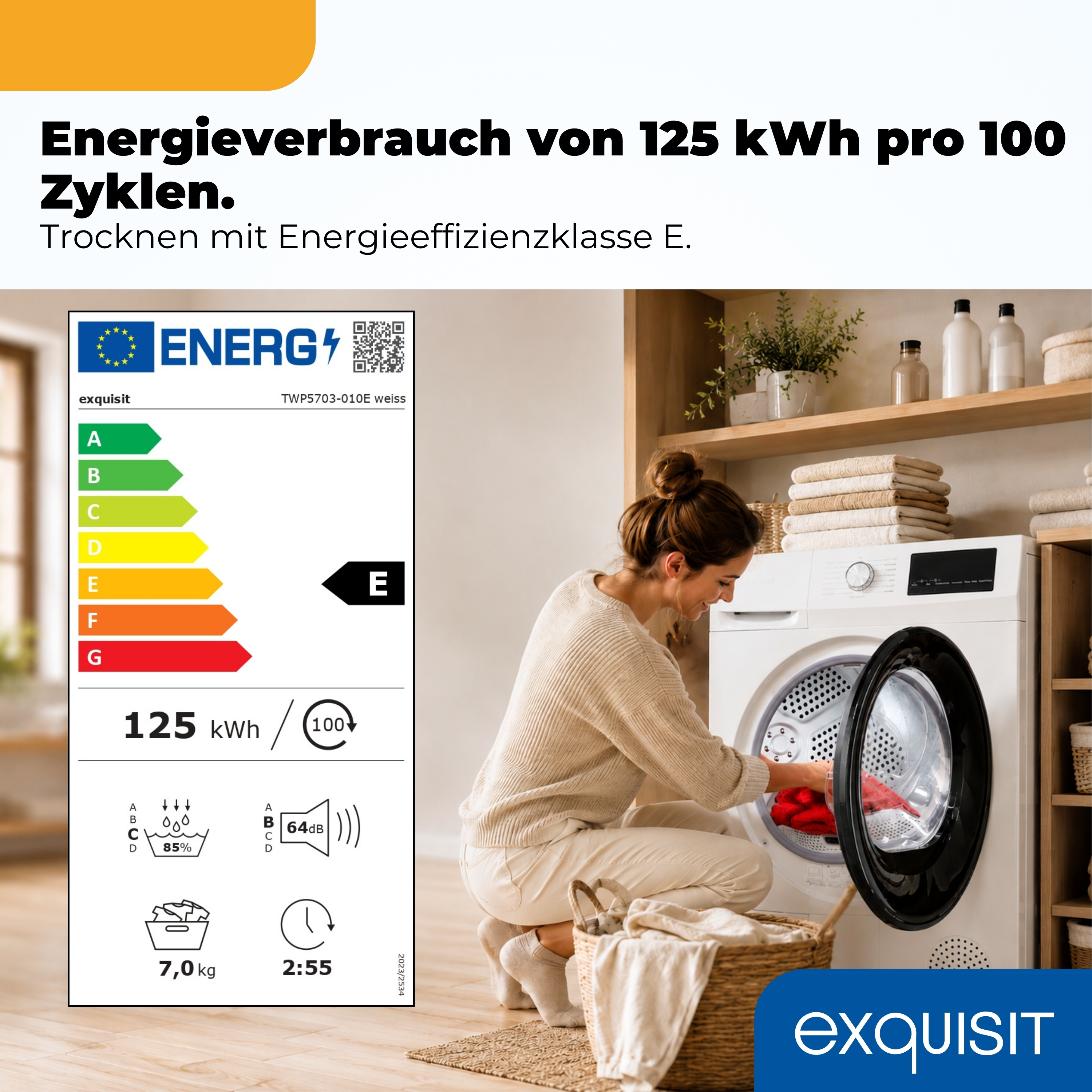 Frau belädt Trockner, Energieetikett zeigt Klasse E, 125 kWh/100 Zyklen.