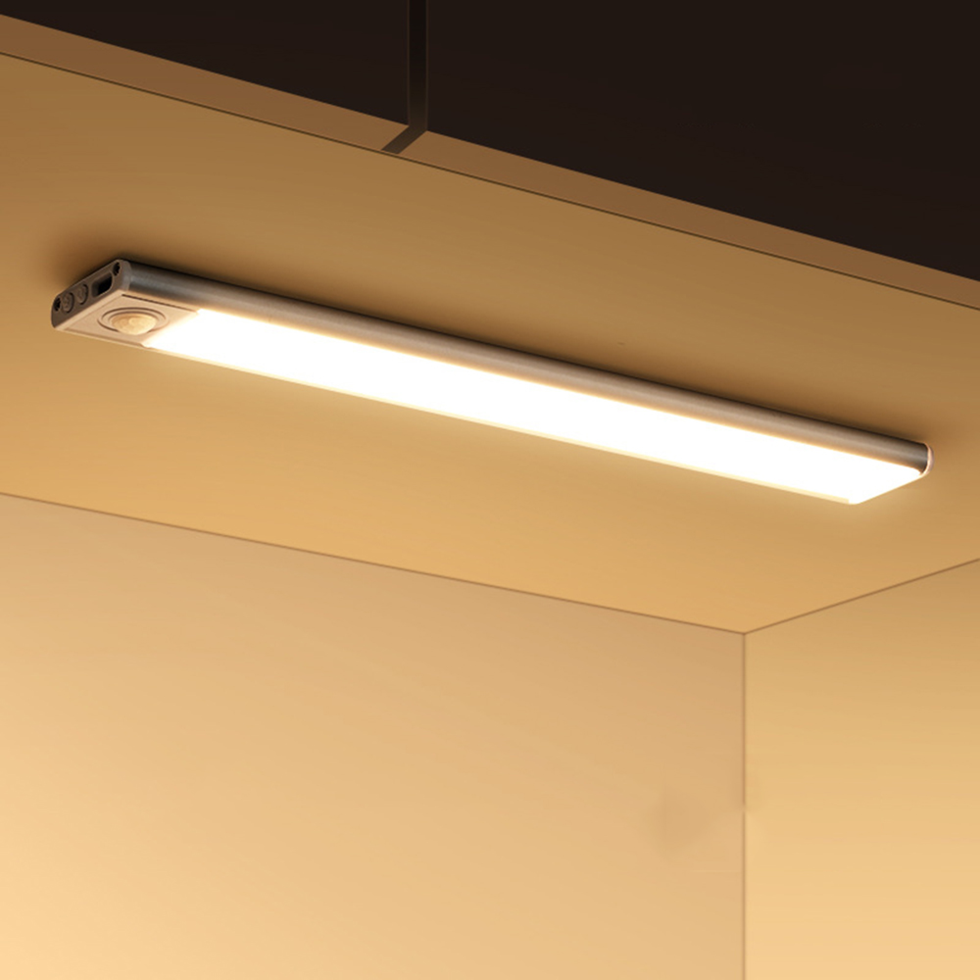 Ein silbernes LED-Lichtband mit Bewegungsmelder ist an einer Decke montiert.