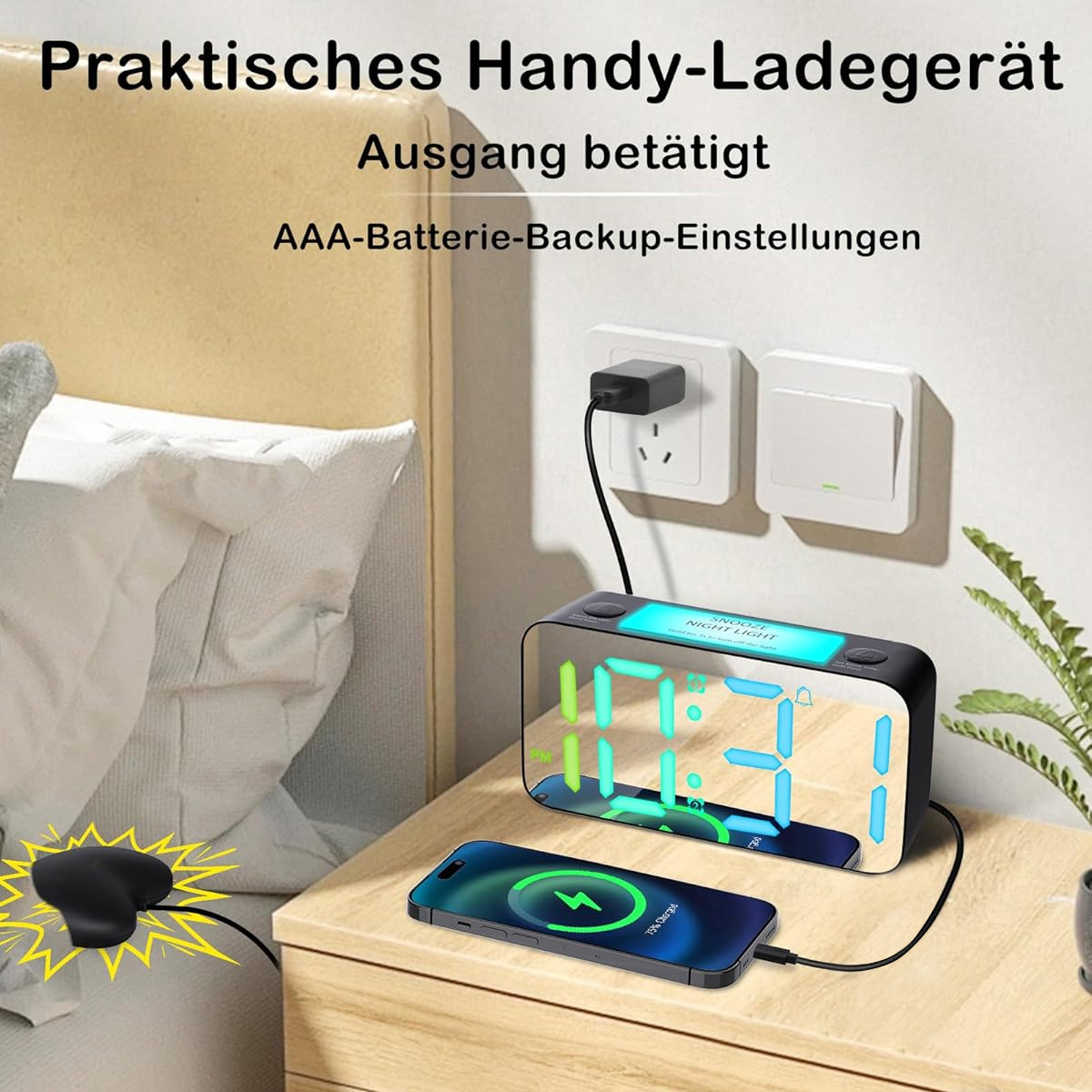Digitaluhr mit Spiegel-Display und Lade-iPhone auf Nachttisch.