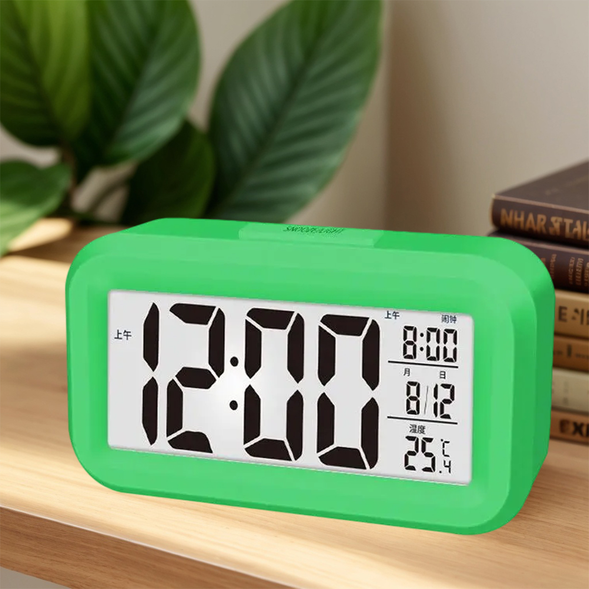 Ein grüner Digitalwecker zeigt 12:00 Uhr, 8:00 Uhr, den 12. August und 25,4°C an.