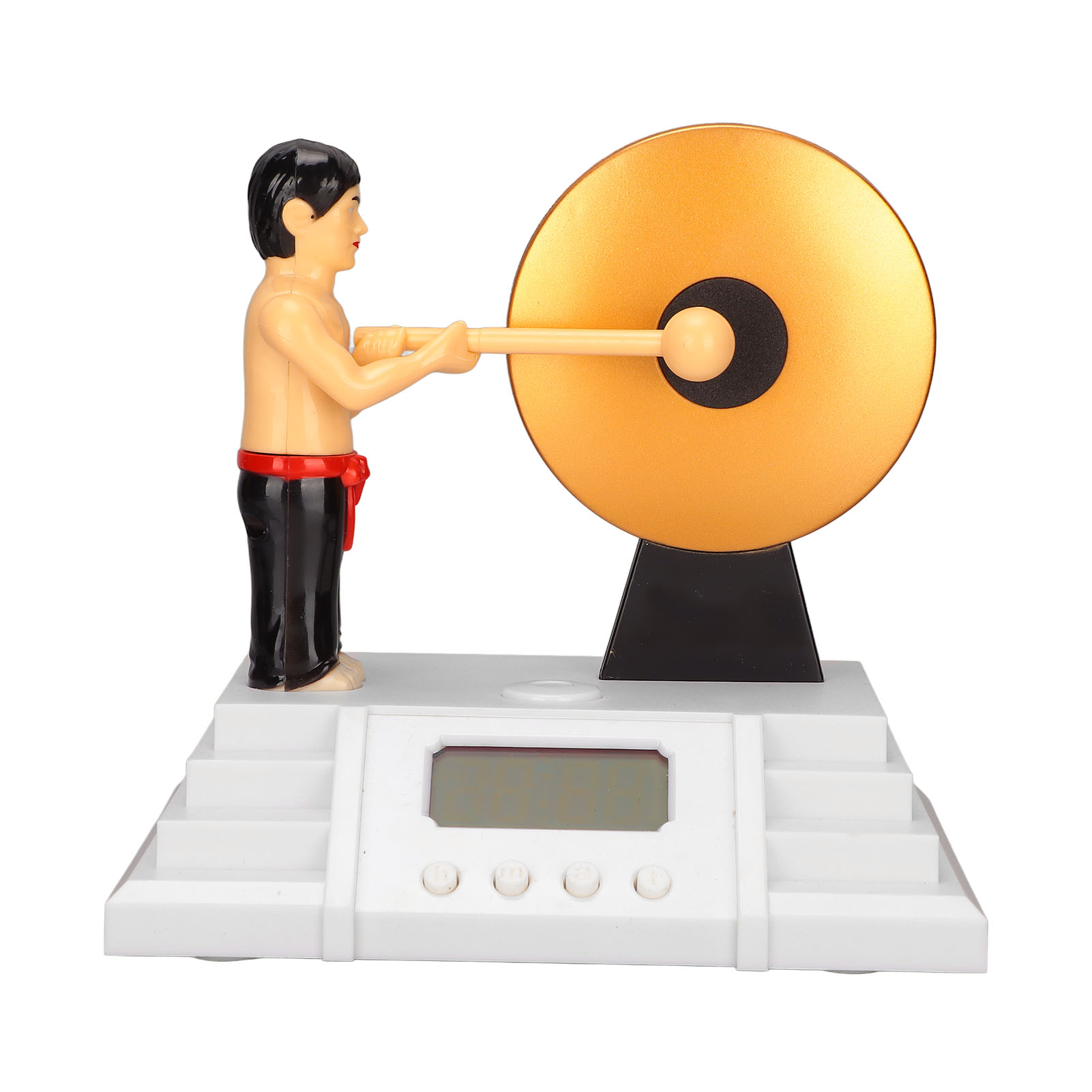 Eine Figur schlägt mit einem Stab auf eine goldene Trommel, auf einem weißen Sockel mit Display.
