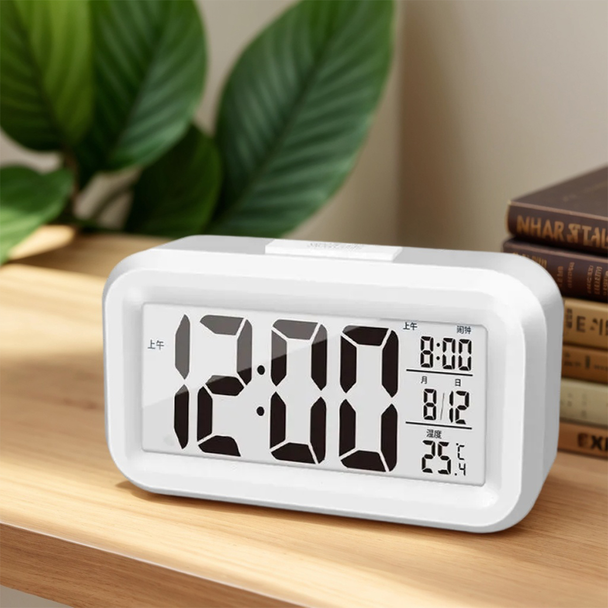 Ein weißer Digitalwecker zeigt 12:00 Uhr und 25,4°C an.