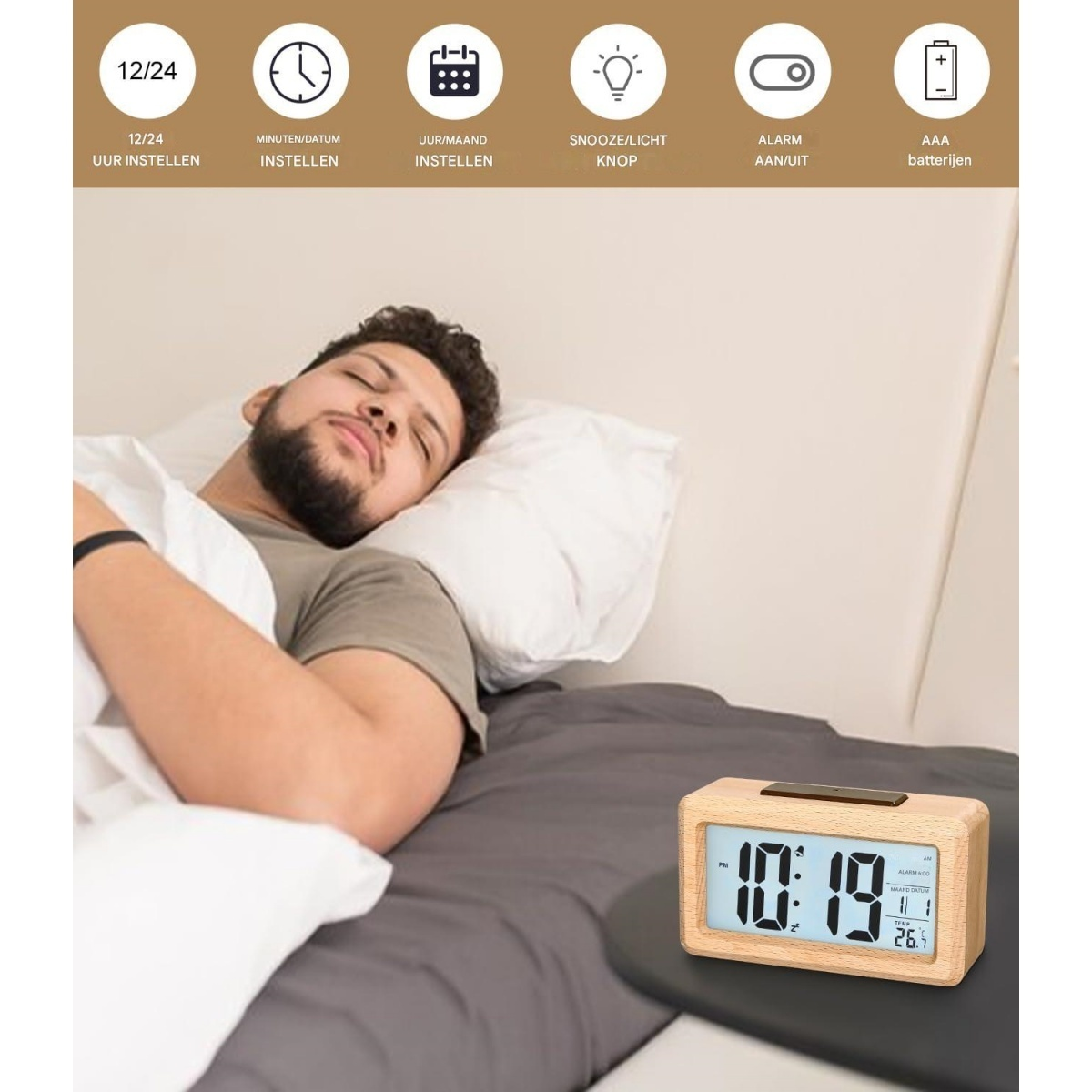 Ein Mann schläft im Bett, ein Holzwecker zeigt 10:19 an.