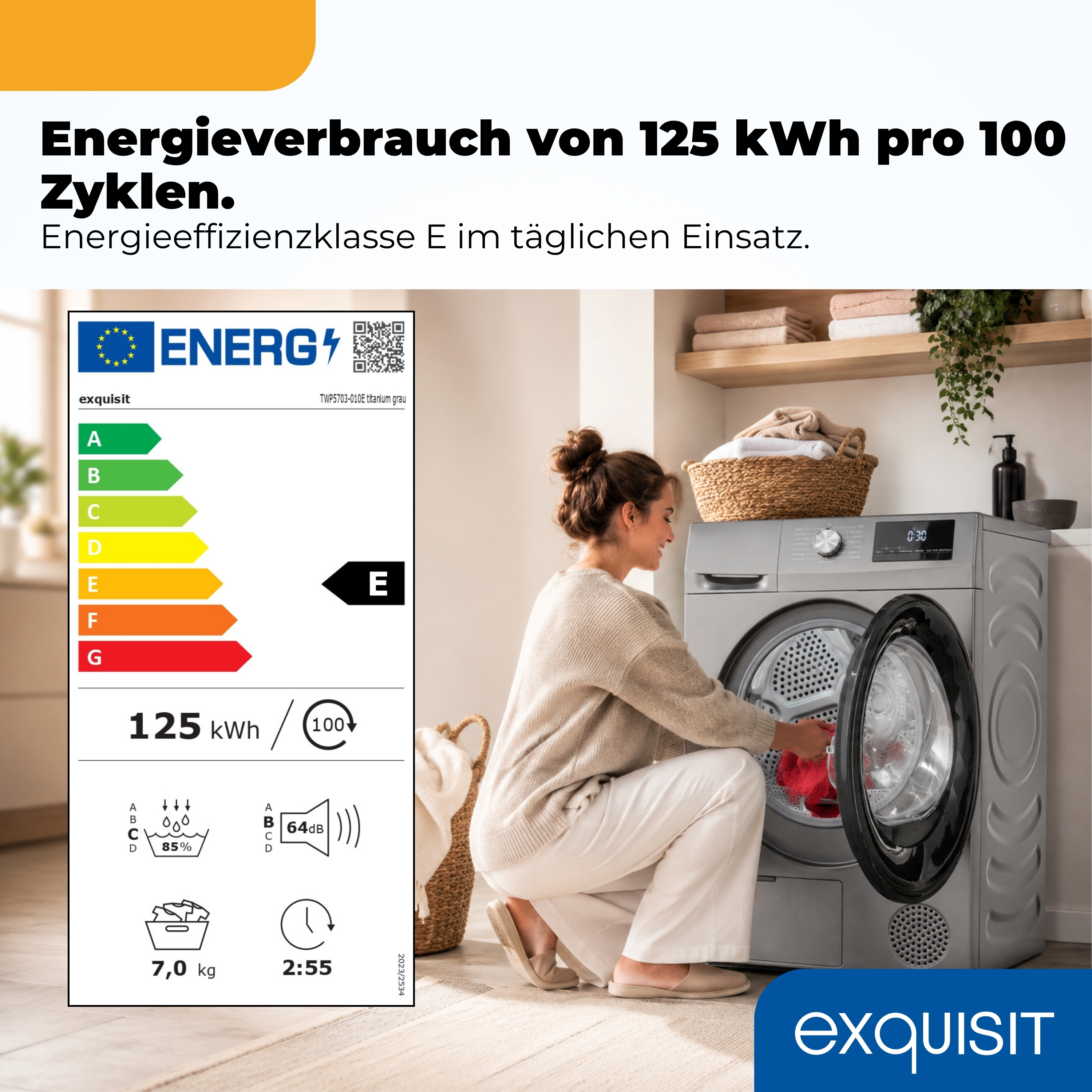 Frau lädt Wäsche in einen grauen Trockner. Energieeffizienzklasse E.