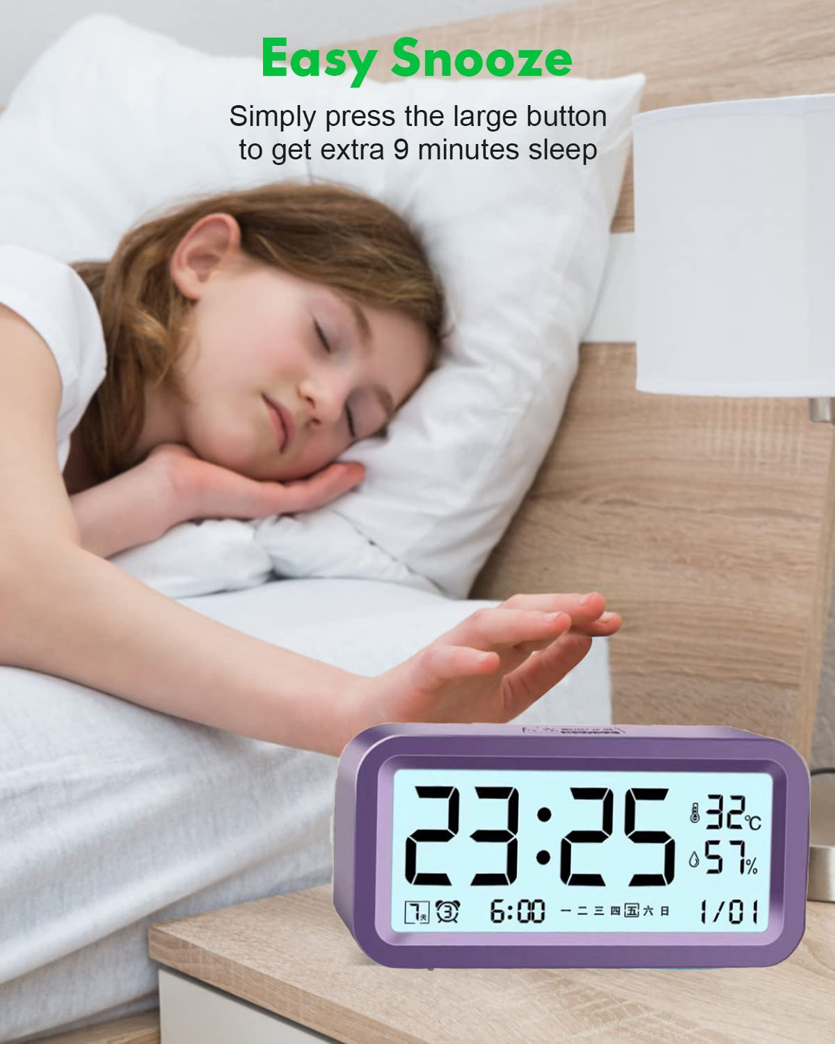 Mädchen schläft auf einem Kissen, ein digitaler Wecker zeigt 23:25 Uhr an.
