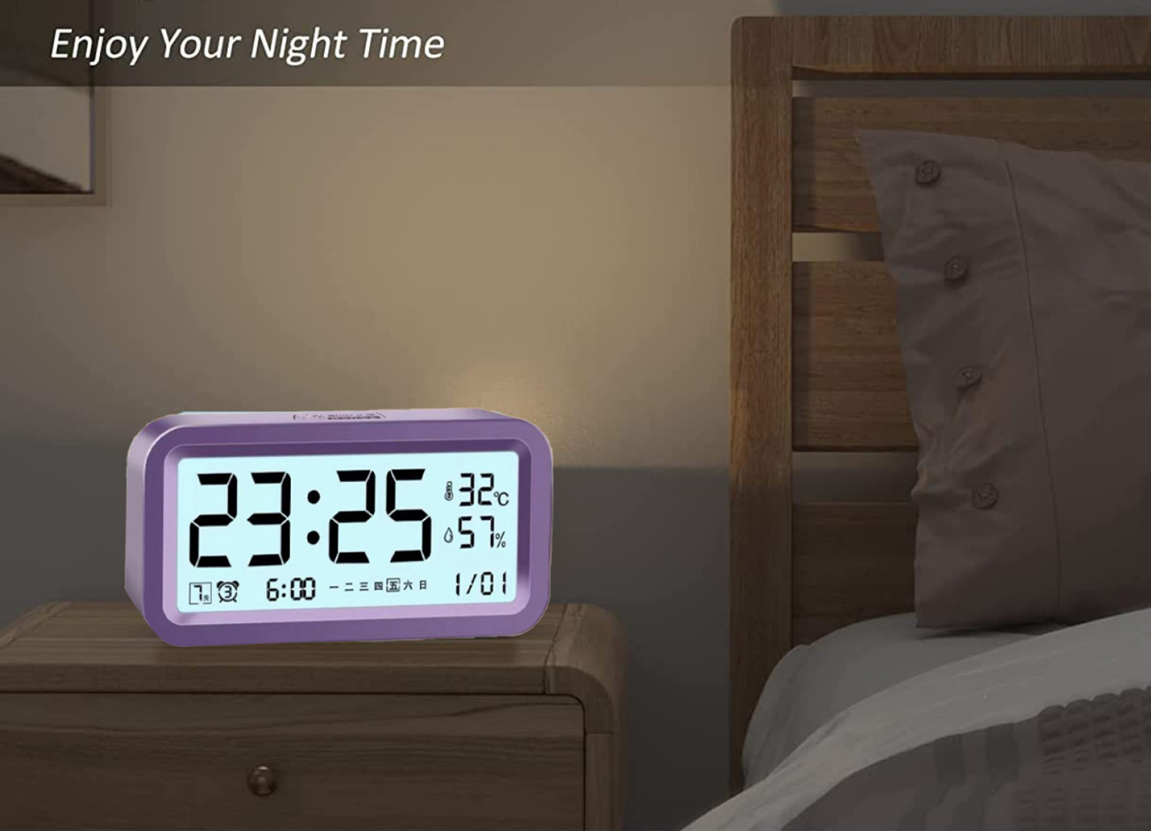 Ein violetter Digitalwecker zeigt 23:25, 32°C und 57% Luftfeuchtigkeit an.