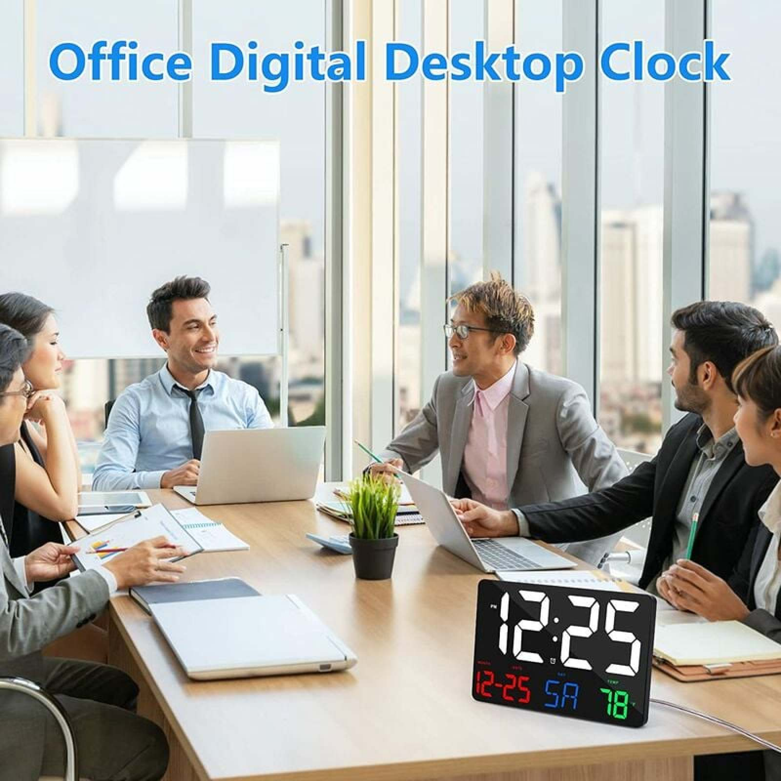 Menschen bei einem Meeting an einem Holztisch, ein digitaler Wecker.