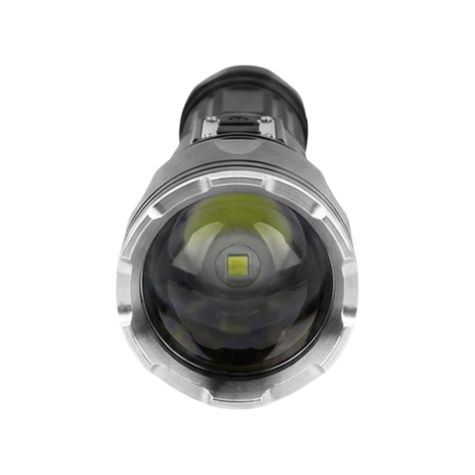 Nahaufnahme einer hellen Taschenlampe mit silbernem Gehäuse und schwarzem Griff.