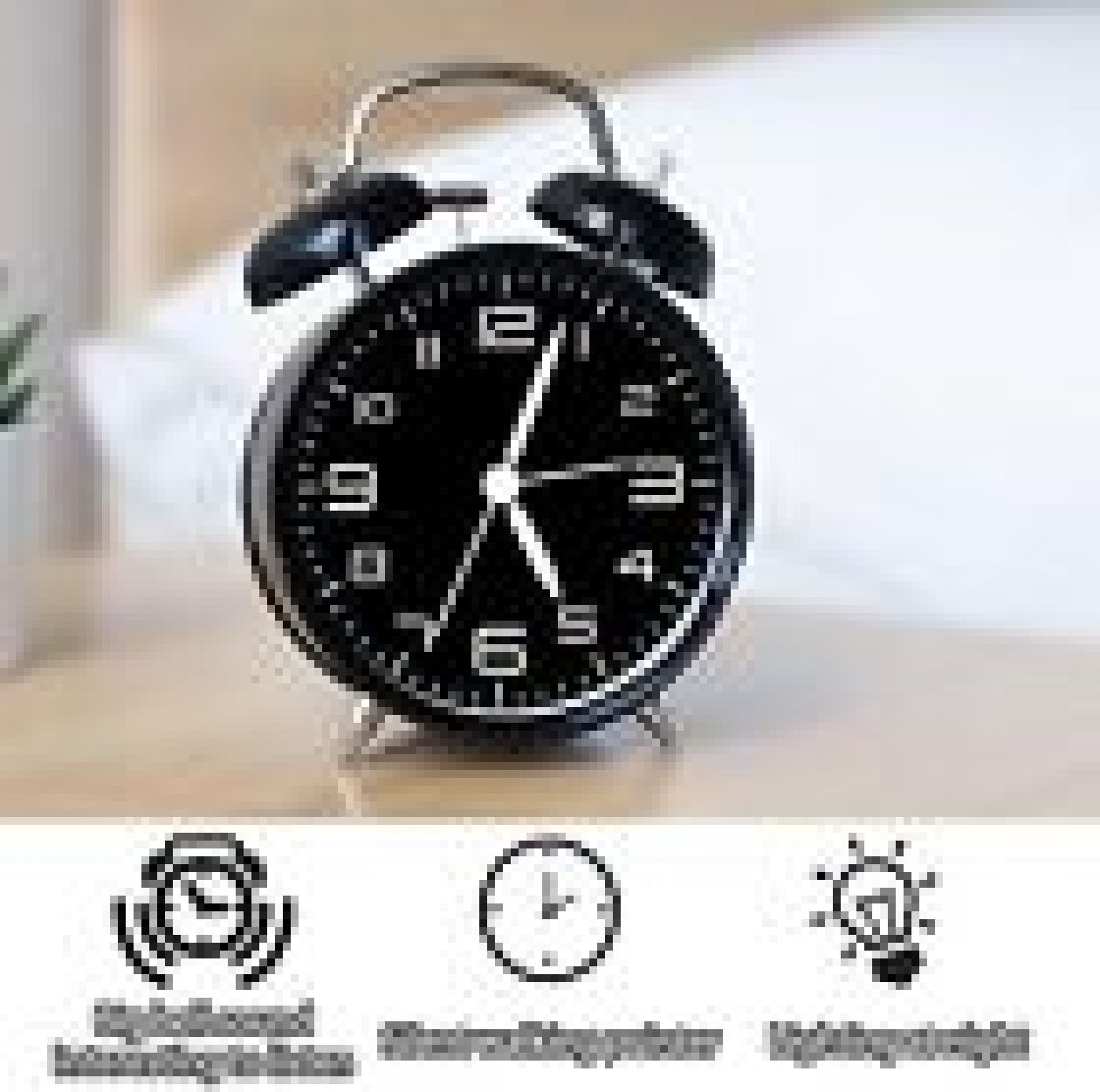Ein schwarzer analoger Wecker mit weißen Zahlen steht auf einer Holzoberfläche.