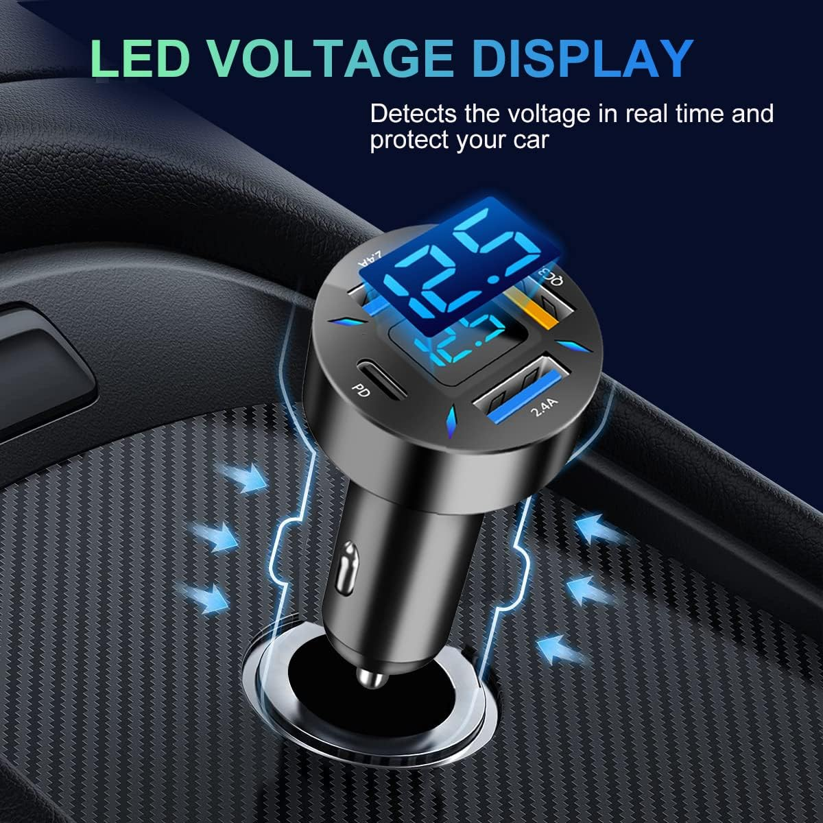 Ein schwarzer Kfz-Ladeadapter mit blauem LED-Display, der in eine Mittelkonsole gesteckt wird.